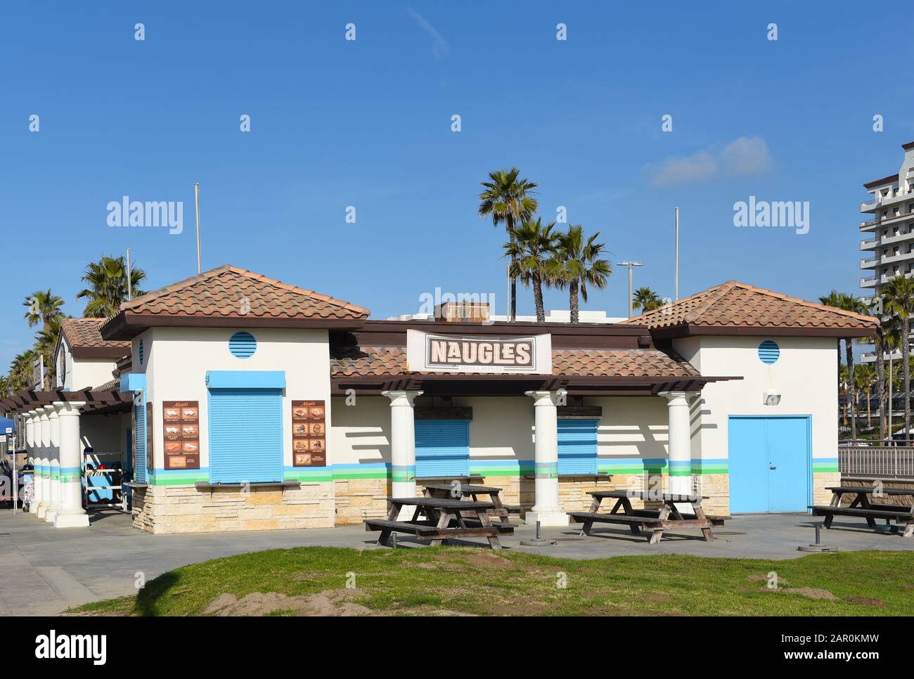 Huntington BEACH, CALIFORNIE - 22 JANVIER 2020: Naugels Tacos et Burgers sur la promenade de Huntington Beach. Banque D'Images