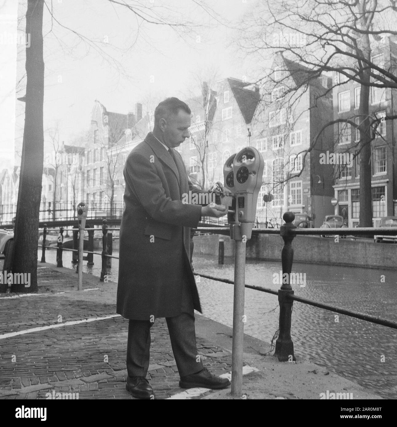 Gardes de stationnement à Amsterdam dans un nouvel uniforme, les compteurs sont verrouillés au 19 officiellement entrée en vigueur Date: 16 mars 1964 lieu: Amsterdam, Noord-Holland mots clés: Compteurs de stationnement Banque D'Images