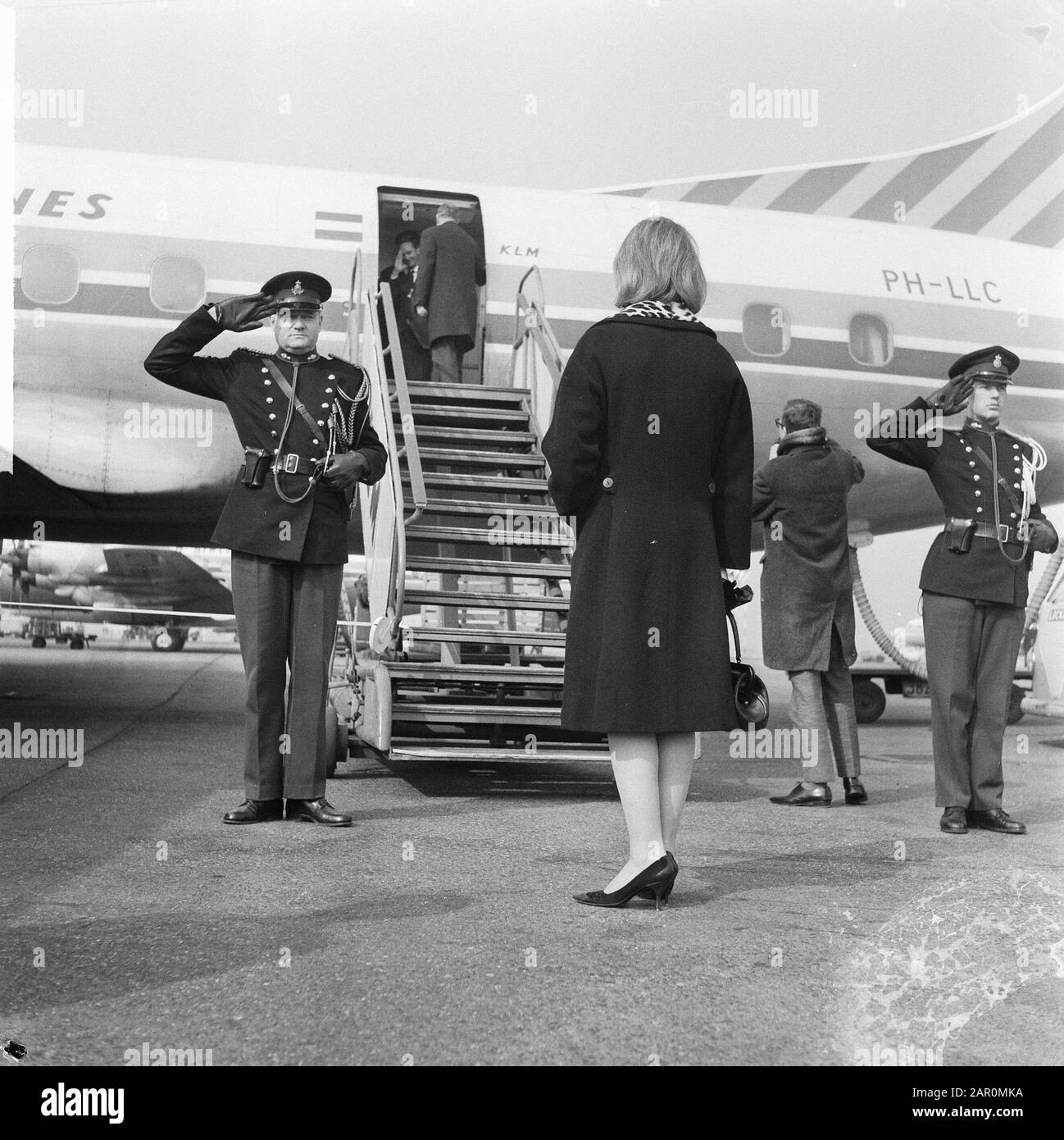 Départ Don Carlos. Après un court séjour aux Pays-Bas, mardi après-midi est  parti de Schiphol à Paris la fiancée de la princesse Irene Date: 10 mars  1964 lieu: Noord-Holland, Schiphol mots clés: