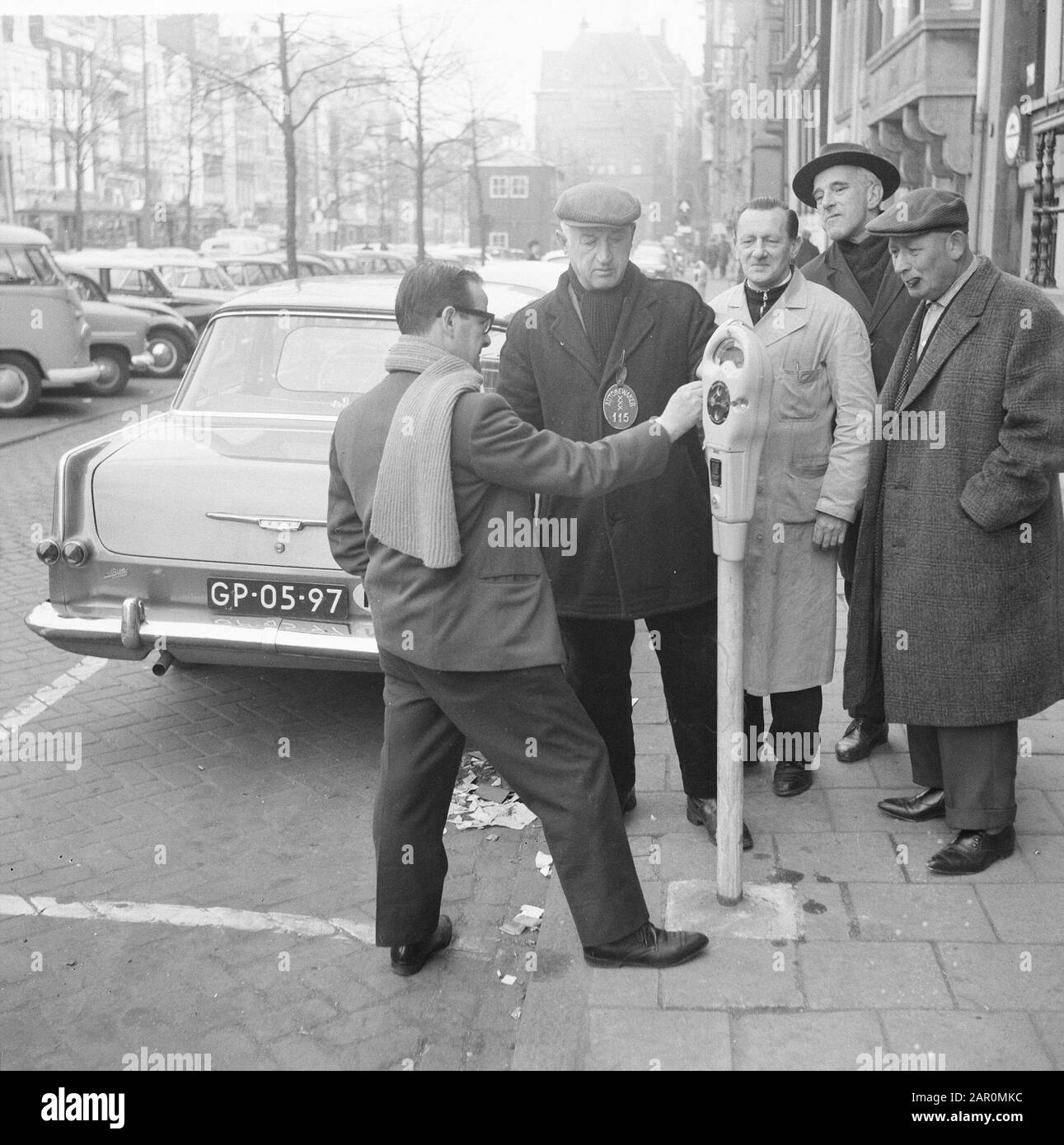Stationnement mètres à Amsterdam mis en service, beaucoup d'intérêt pour les mètres Date: 19 Mars 1964 lieu: Amsterdam, Noord-Holland mots clés: PARKING MÈTRES, intérêt Banque D'Images