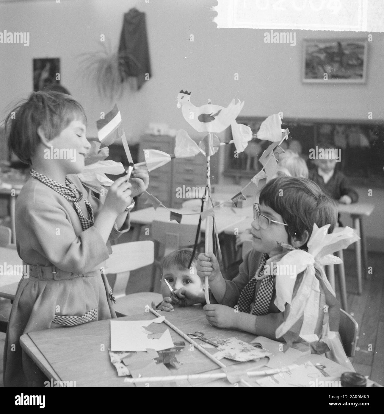 Palm Steps, les enfants font des bâtons de palme à l'école, rapport à l'école primaire Date : 20 mars 1964 mots clés : enfants, reportages, bâtons de palme, écoles Banque D'Images