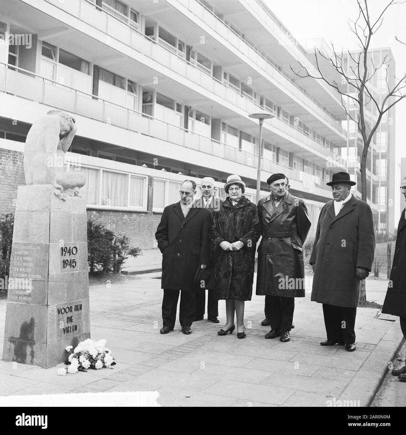 Commémoration des morts au Monument de la Femme de deuil à Rotterdam Annotation: Le concepteur de 'Restimant Vrouw' est Cor van Kralingen Date: 11 mars 1964 lieu: Rotterdam, Zuid-Holland mots clés: Commémorations, monuments de guerre Banque D'Images
