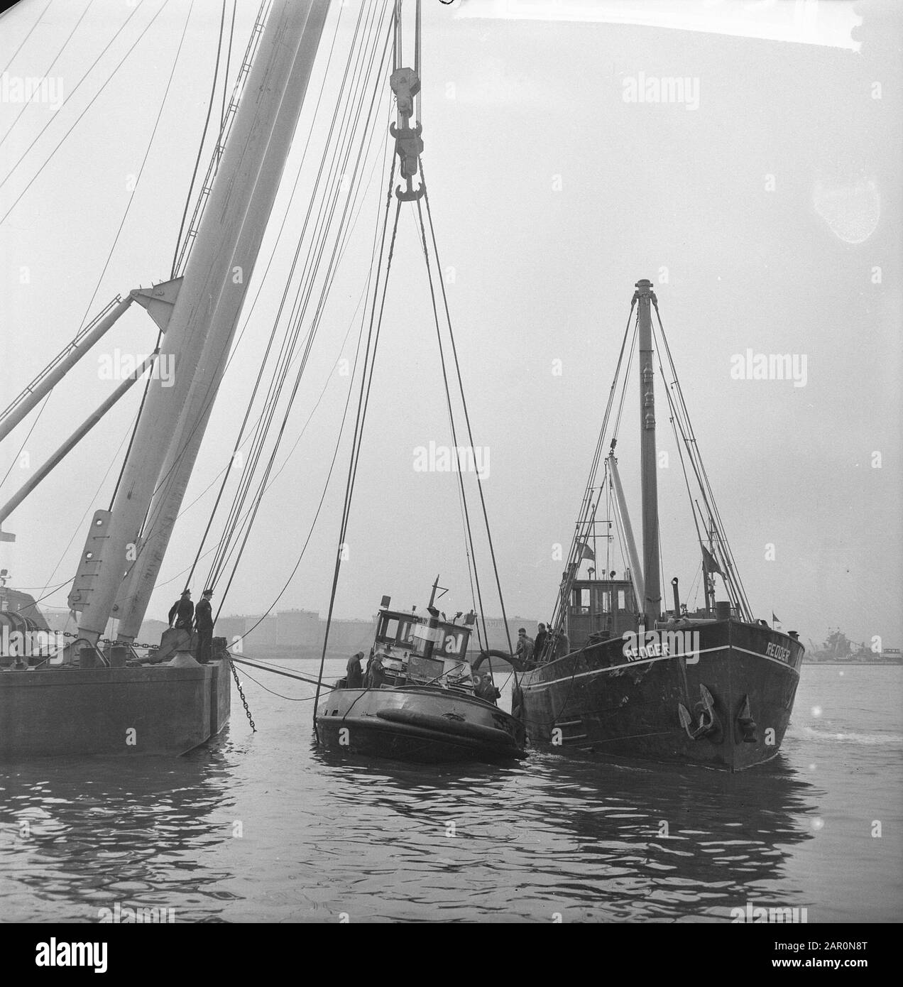 Remorqueur en bateau naviguant sur le canal de la mer du Nord. Travail de récupération Annotation: Gauche une chèvre flottante, à droite le navire Sauveur Date: 24 mars 1964 lieu: Canal de la mer du Nord mots clés: Accidents maritimes, expédition Banque D'Images