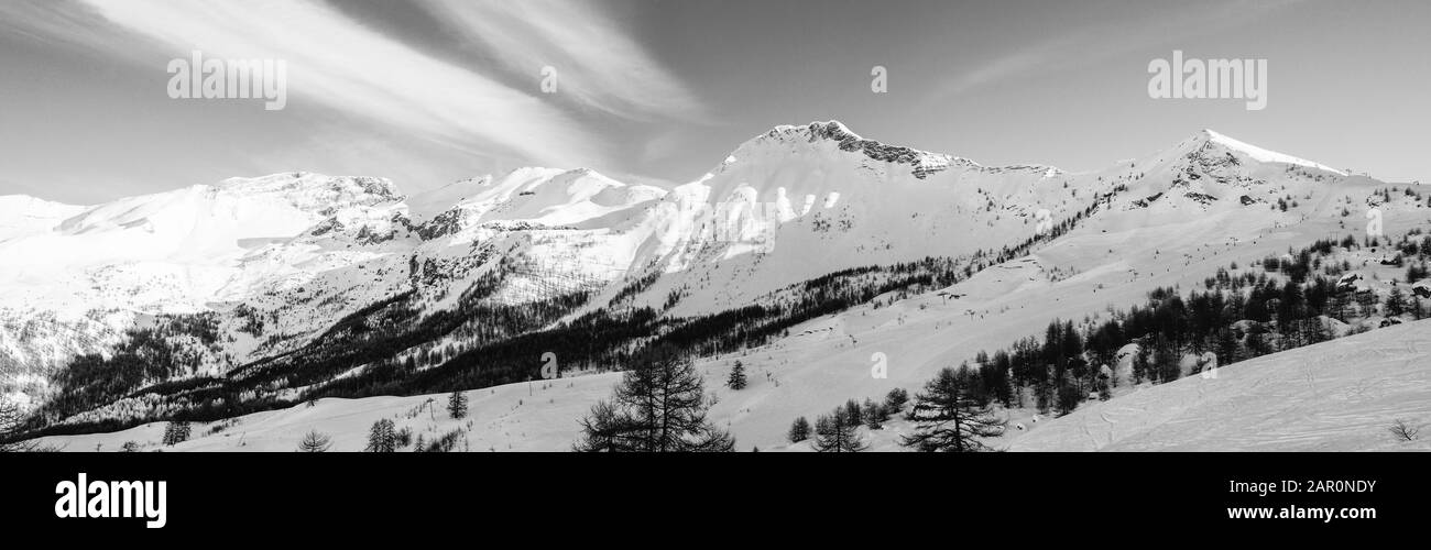 Magnifique panorama sur la chaîne de montagnes sous la neige Banque D'Images