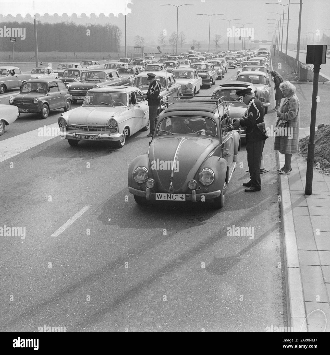Invasion touristique au poste frontalier de Bergh vendredi Saint Date: 27 mars 1964 lieu: Bergh, Gueldre, Montferland mots clés: Voitures, invasions, touristes, trafic Banque D'Images