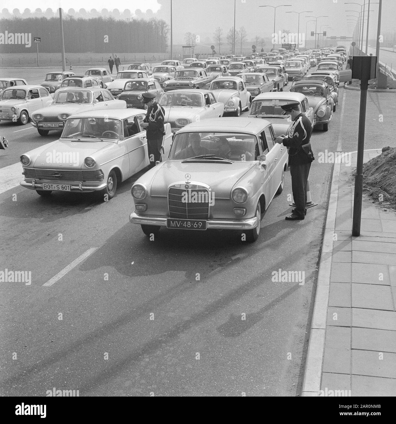 Invasion touristique au poste frontalier de Bergh vendredi Saint Date: 27 mars 1964 lieu: Bergh, Gueldre, Montferland mots clés: Voitures, invasions, touristes, trafic Banque D'Images