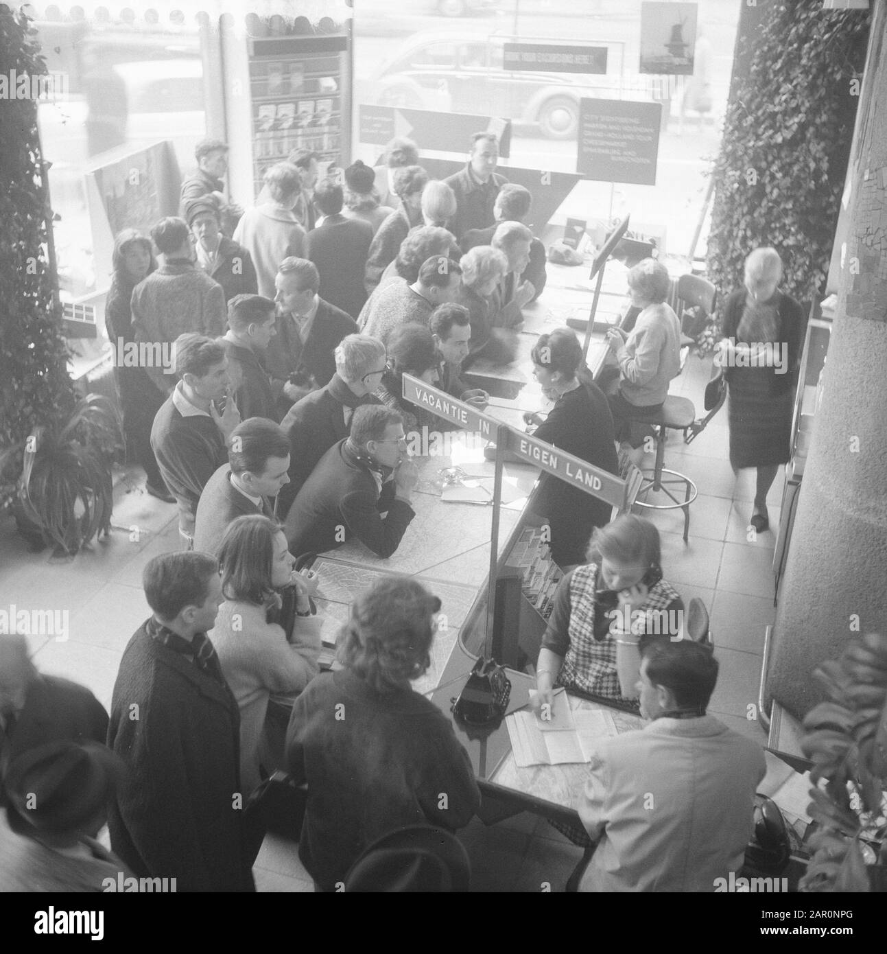Occupé des étrangers à l'Office de Tourisme le Vendredi Saint Date: 27 Mars 1964 mots clés: FORENITHERS Nom personnel: Vendredi Saint Nom de l'institution: Informations touristiques Banque D'Images