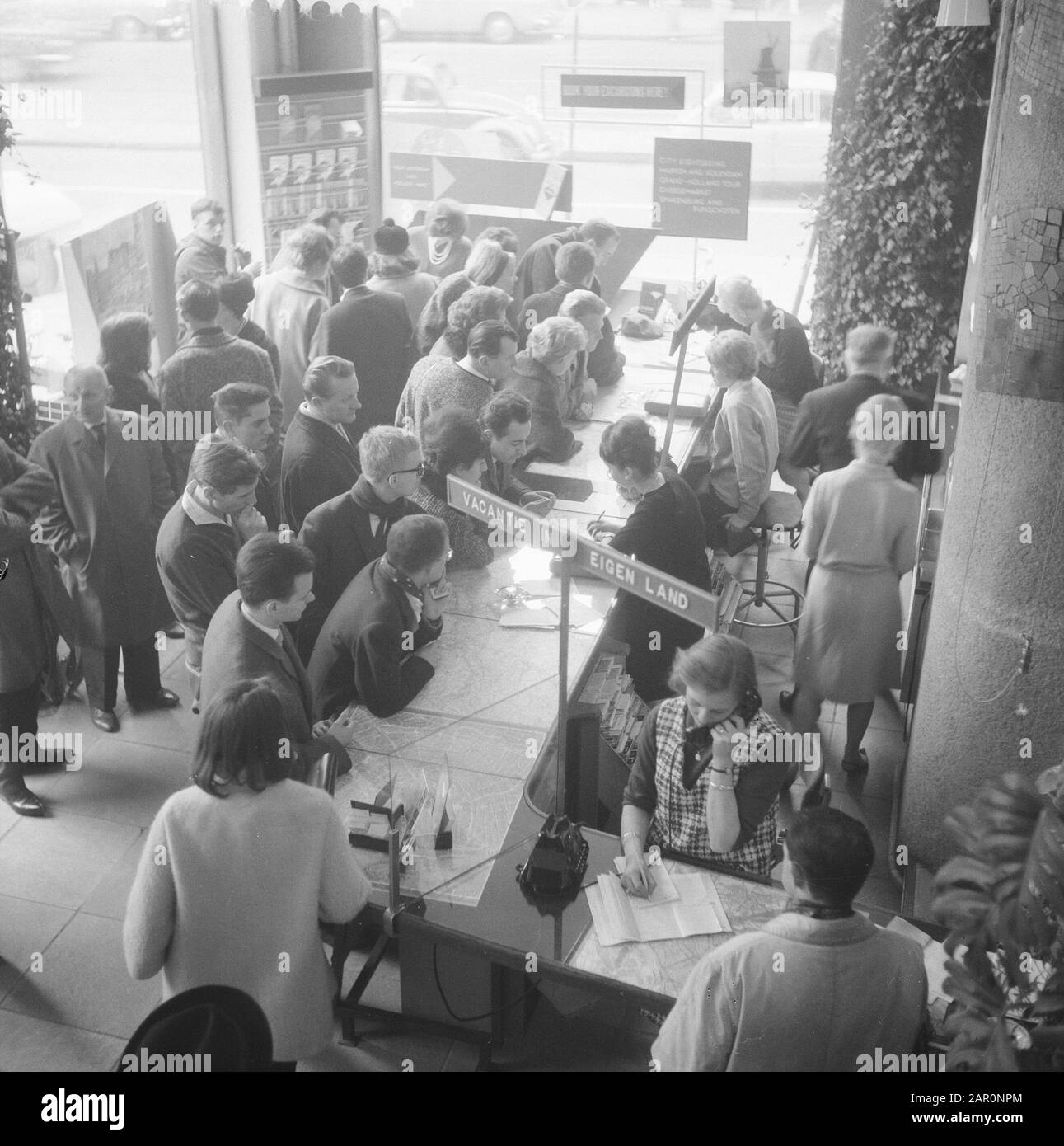 Occupé des étrangers à l'Office de Tourisme le Vendredi Saint Date: 27 Mars 1964 mots clés: FORENITHERS Nom personnel: Vendredi Saint Nom de l'institution: Informations touristiques Banque D'Images