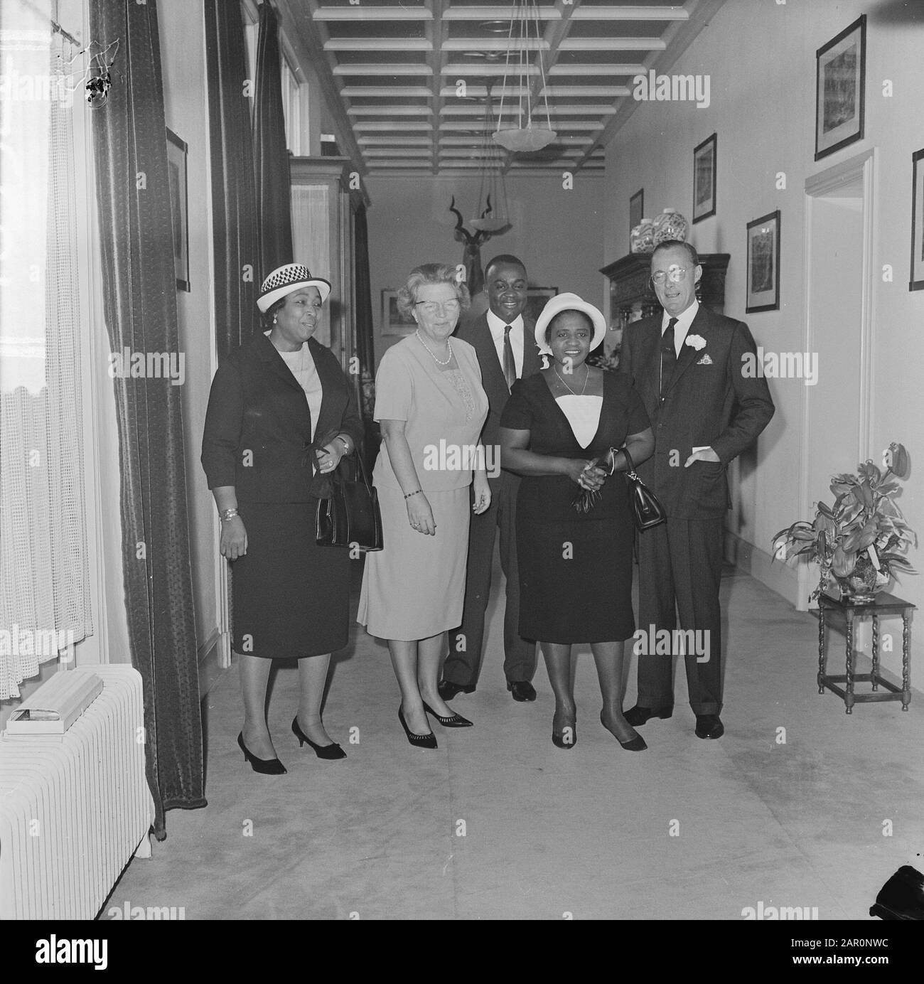 La Reine Juliana et le Prince Bernhard accueillent Mme Tubman, épouse du Président du Liberia, au Soestdijk Palace V.L.N.R. Mme DeShield, épouse du Directeur général du P.T. libérien, Reine Juliana, Shad Tubman (fils), Mme Tubman et Prince Bernhard Date : 25 avril 1964 lieu : Baarn, Utrecht (province) mots clés : portraits de groupe, reines, réceptions, palais, princes Nom personnel : Bernhard (prince Pays-Bas), Juliana (Reine Pays-Bas), Bouclier de Tubman, Mme Tubman, Mme Tubman, Mme Tubman Banque D'Images