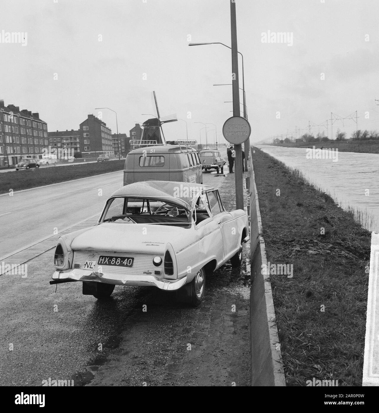 Coin collision de chaîne Maire de Vlughtlaan, Haarlemmerweg, le véhicule de police endommagé Date : 29 avril 1964 mots clés : collisions de chaînes Banque D'Images