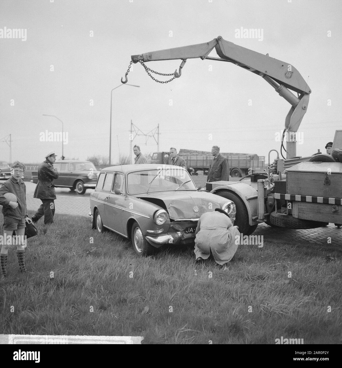 Coin collision de chaîne Maire de Vlughtlaan, Haarlemmerweg, le véhicule de police endommagé Date : 29 avril 1964 mots clés : collisions de chaînes Banque D'Images