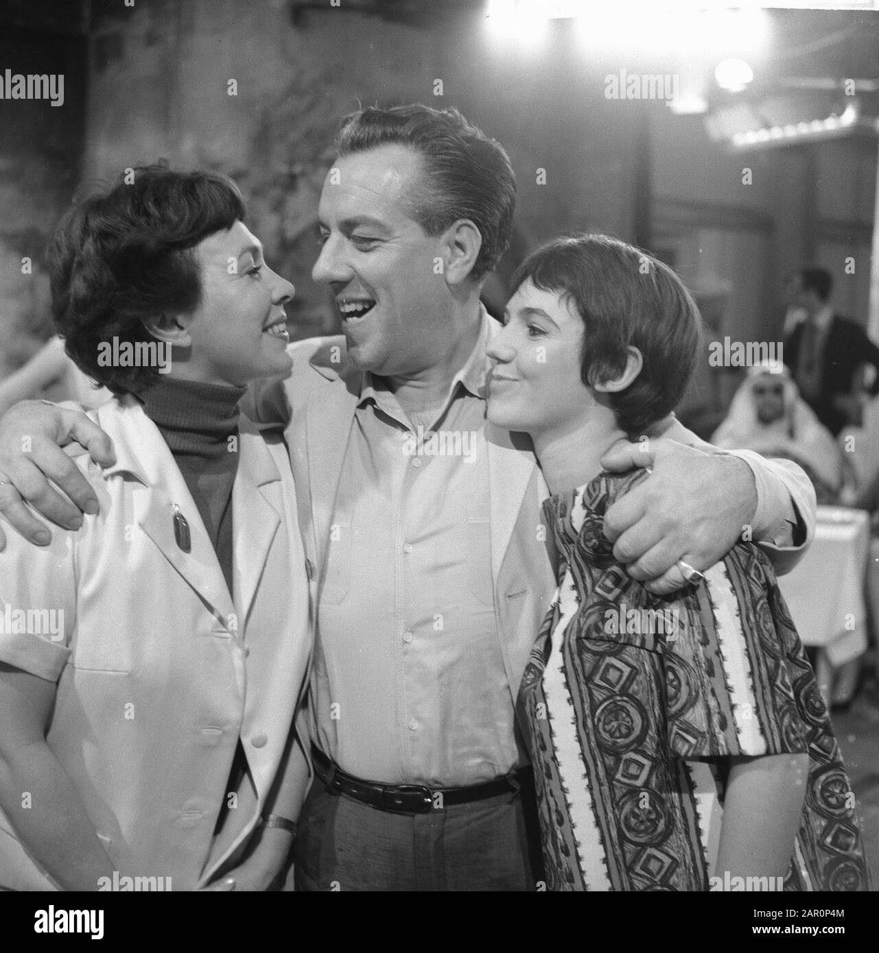 Télévision d'enregistrement de 20 ch à travers Europa avec Ko van Dijk, Teddy Schaank et Simone Rooskens, diffusion non poursuivie Date: 20 mars 1964 Nom personnel: Dike, Ko van, Rooskens, Simone, Schaank, Teddy Banque D'Images