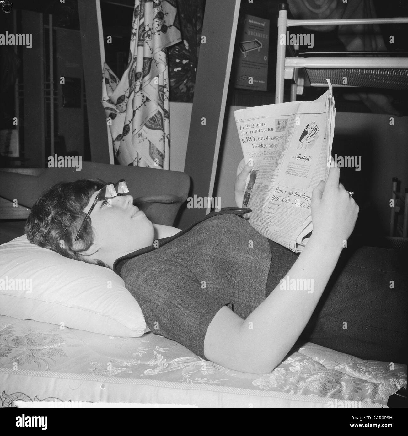 Salon du ménage au RAI, lunettes avec verre à prisme Date: 1 mai 1964 mots clés: HOUSIDEES, lunettes Nom de l'établissement: RAI Banque D'Images