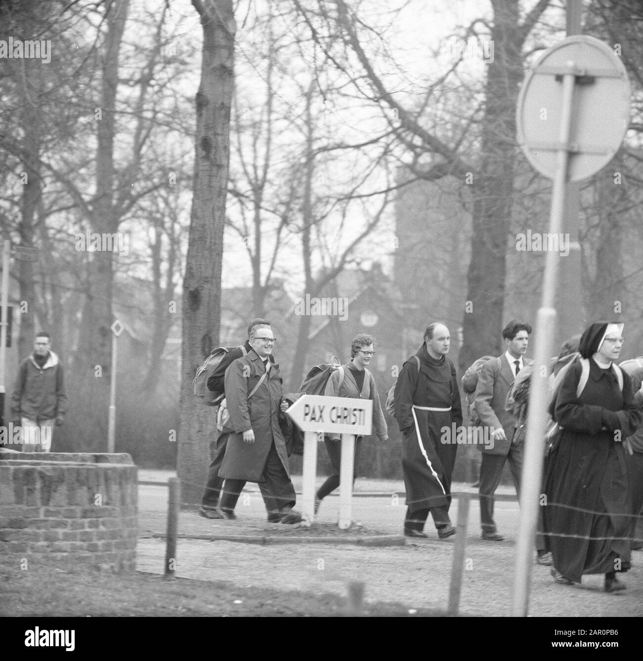 Pax Christi a commencé, environ 3000 participants à Den Bosch Date: 2 avril 1964 lieu: Den Bosch mots clés: Participants Nom de l'établissement: Pax Christi Banque D'Images