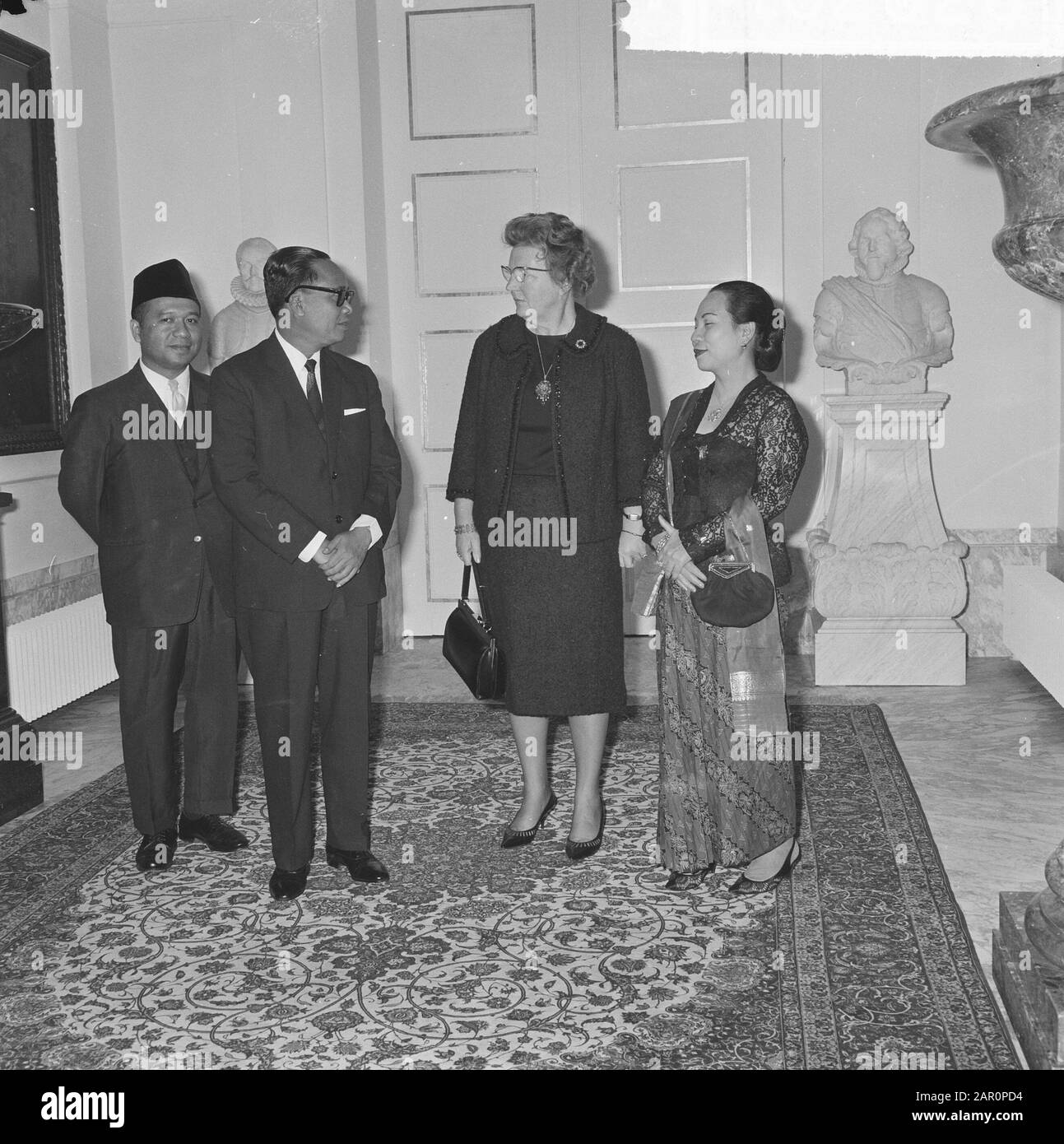 La reine Juliana reçoit la dr. Soebandirio au Palais Soestdijk v.r.n.r.l. m.. Sharif, dr. Subandrio, Reine Juliana et mme. Subandrio Date: 3 avril 1964 lieu: Soestdijk, Utrecht mots clés: Conversations, reines, reçus Nom personnel: Juliana (Queen Netherlands) Banque D'Images