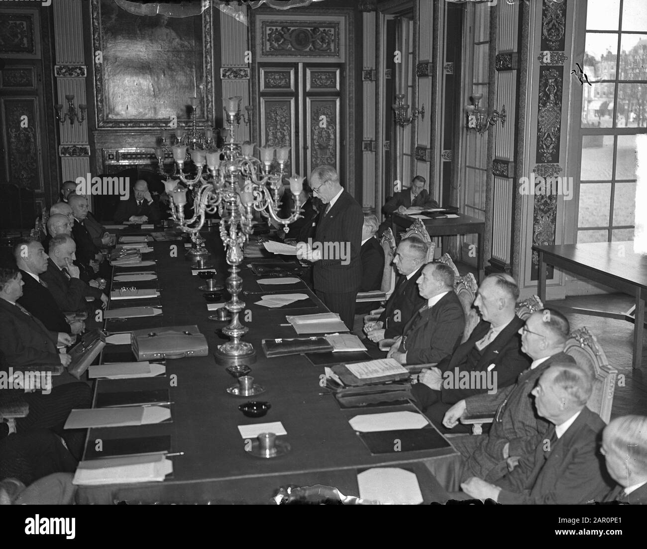 Installation Conseil De Zuiderzee Par Le Ministre Spitzen Annotation: Le Conseil De Zuiderzee Existe Depuis 1919. Reine dans la province de Groningue). D.G.W. Spitzen était ministre des Transports et de la gestion de l'eau Date: 22 février 1949 lieu: Den Haag mots clés: Commissions Nom personnel: Ebels, E.H., Spitzen, D.G.W. Banque D'Images Installation Conseil De Zuiderzee Par Le Ministre Spitzen Annotation: Le Conseil De Zuiderzee Existe Depuis 1919. Reine dans la province de Groningue). D.G.W. Spitzen était ministre des Transports et de la gestion de l'eau Date: 22 février 1949 lieu: Den Haag mots clés: Commissions Nom personnel: Ebels, E.H., Spitzen, D.G.W. Banque D'Images
