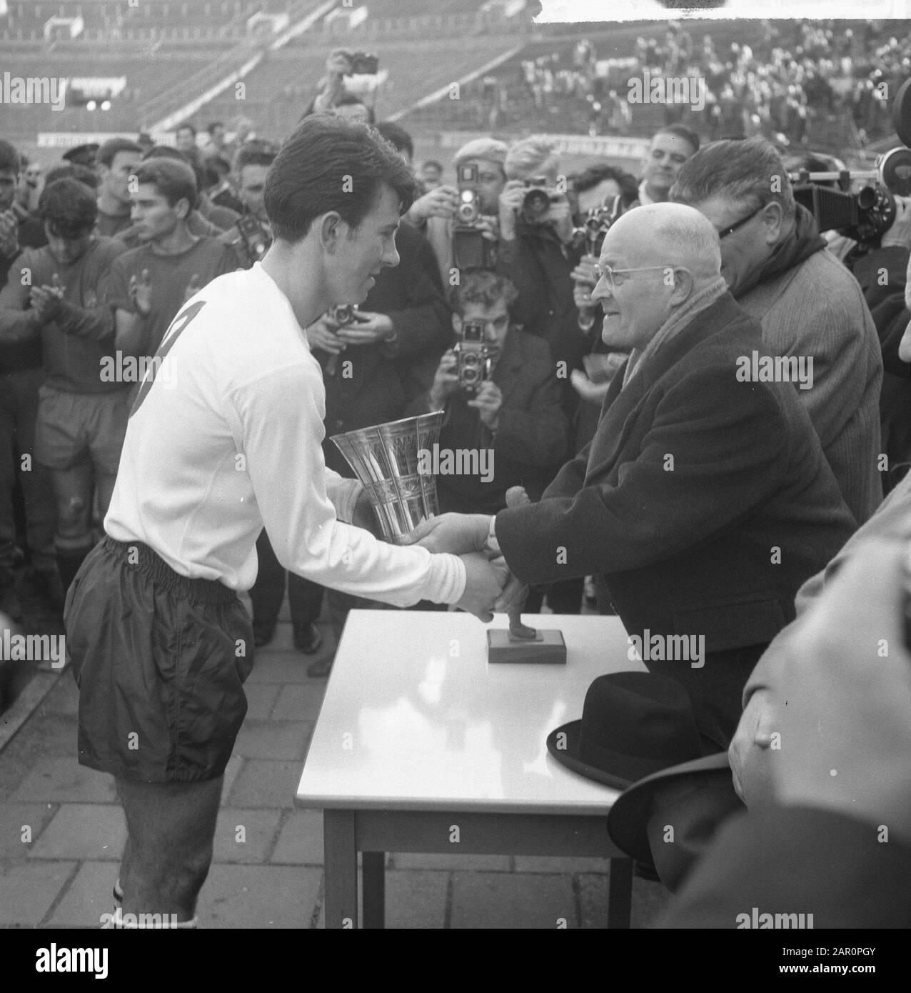 Finale du tournoi européen de la jeunesse Angleterre contre l'Espagne 4-0, équipe anglaise avec la coupe après leur victoire Date: 5 avril 1964 mots clés: Coupes, finales, équipes, sports, football Banque D'Images