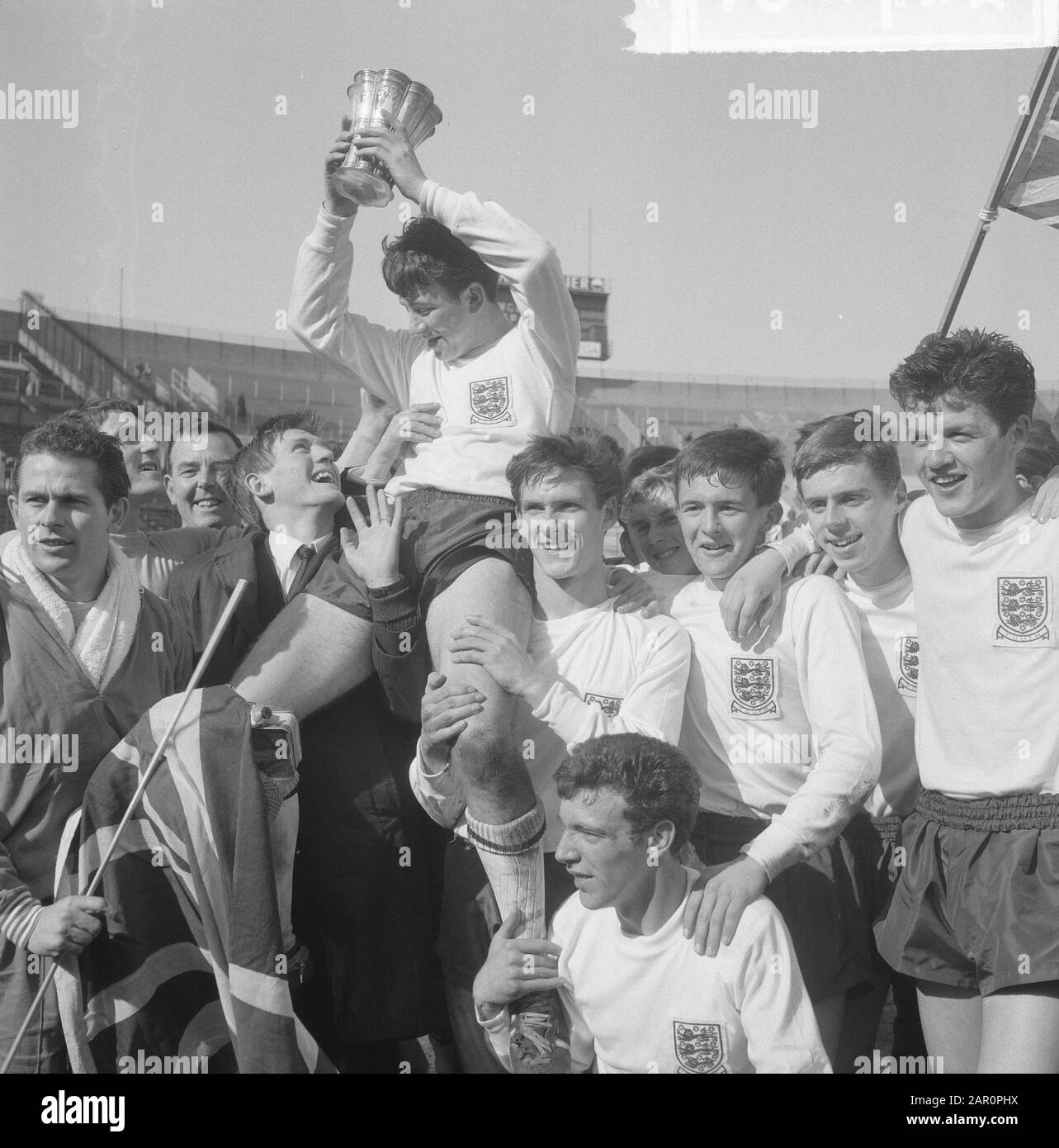 Finale du tournoi européen de la jeunesse Angleterre contre l'Espagne 4-0, équipe anglaise avec la coupe après leur victoire Date: 5 avril 1964 mots clés: Coupes, finales, équipes, sports, football Banque D'Images