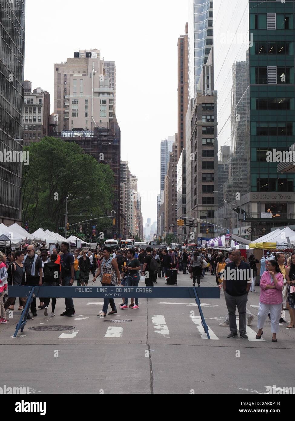New York, États-Unis - 1 juin 2019 : salon de rue sur la 6ème Avenue à Manhattan. Banque D'Images