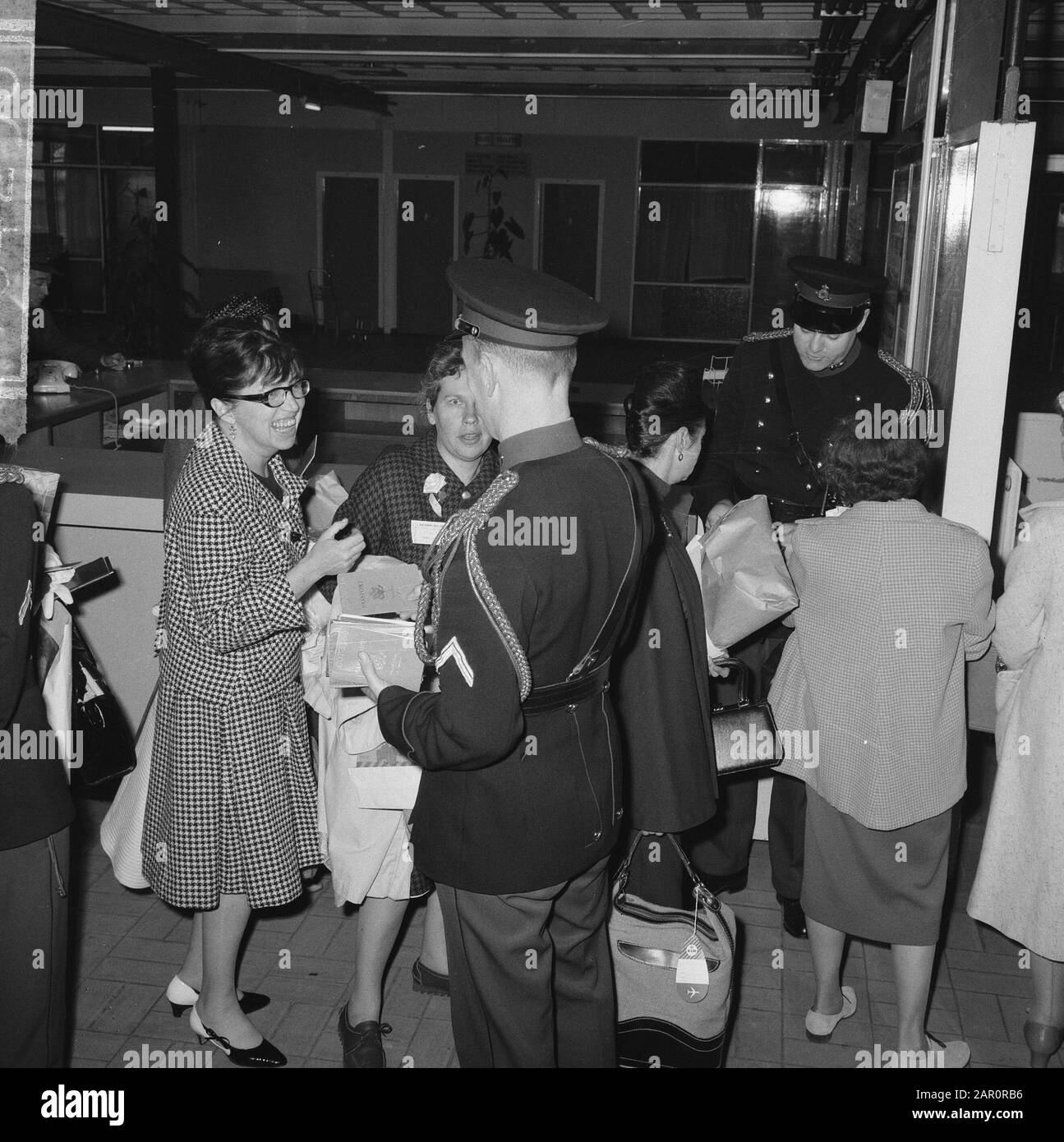 Groupe de 65 dames d'Amérique aux Pays-Bas pour manifester contre l'OTAN, arrivée à Schiphol Date: 12 mai 1964 lieu: Noord-Holland, Schiphol mots clés: Arrivées, manifestations Banque D'Images