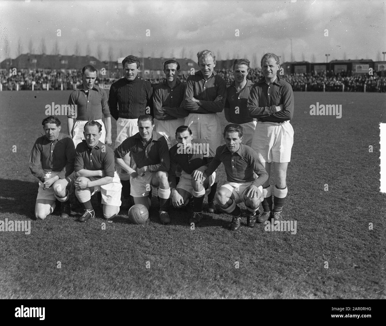 Journée technique KNVB. Zuid-Ouest 4-0. Annotation de l'équipe de l'Ouest : réunion des équipes de district, objectif de Raalte (Blue White) et plus loin de la région de gauche Avocat (DFC) et c. Kampen (ADO), Wimmers (Blue White) après 8 min. Remplacé par Barzilay (Xerxès), Zoutendijk (HBS) et Hazeveld (VSV), Clavan (ADO), Schaap (ADO), Schaap (Gooi (Gooi), par Onselen V (VSF), c. Tuyn (H.DVS) et Bacon (EDO). Date : 28 février 1949 lieu : Breda mots clés : équipes, sports, football, footballeurs Banque D'Images