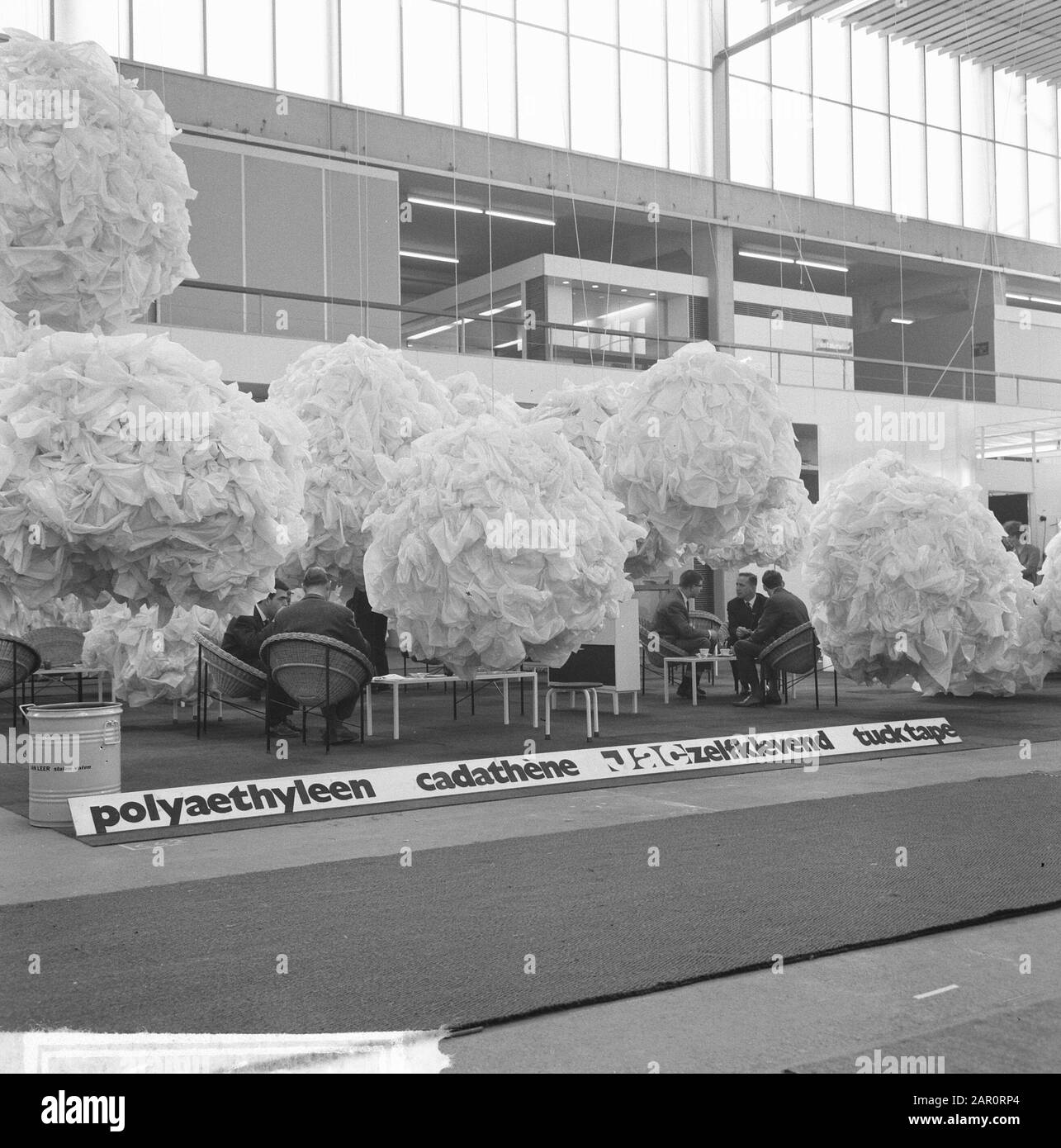 Grands et petits nuages dans le stand ci-dessus de Toast et Brandt de polyéthylène Date: 14 avril 1964 lieu: Amsterdam, Noord-Holland mots clés: Foires, stands Nom personnel: Cheers And Brandt Nom de l'établissement: RAI Banque D'Images
