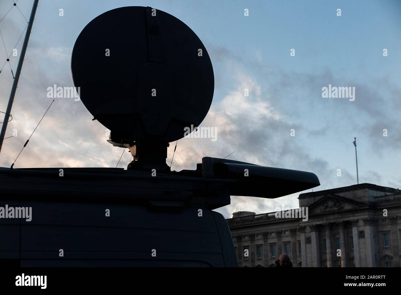 Une fourgonnette de presse à l'extérieur du palais de Buckingham, en envoyant une émission de nouvelles Banque D'Images