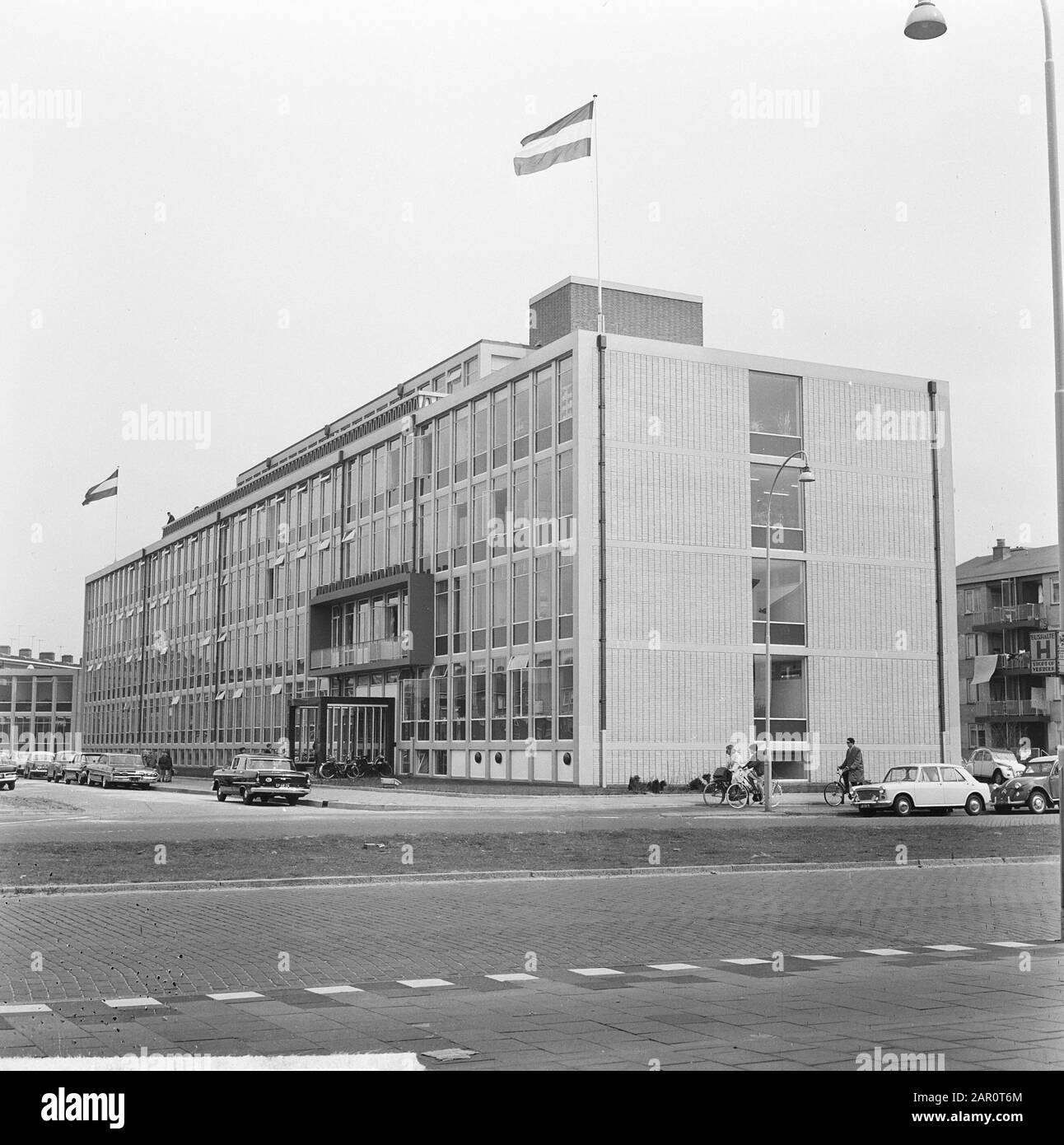 Nouvelle direction du travail du bâtiment ouverte par le ministre dr. G. M. J. Veldkamp, le nouveau bâtiment Date : 16 avril 1964 mots clés : bâtiments Nom personnel : Veldkamp, Gerard Banque D'Images