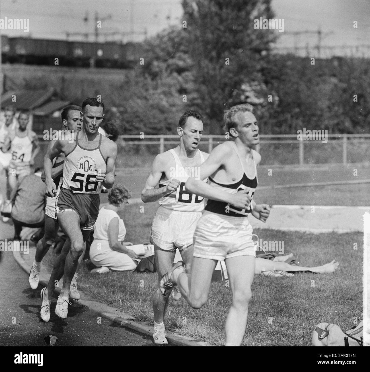 Compétitions internationales d'athlétisme, les hommes de 3000 mètres, v.l.n.n. (58) Snepvangers, Middle (60) Allonsius (Belgique) Winner et left (62) Clement (2) Date: 31 May 1964 mots clés: Athletics Compounds Nom personnel: Clement Banque D'Images