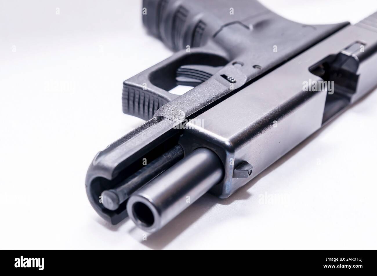 Pistolet semi-automatique 9 mm noir avec lame ouverte sur fond blanc Banque D'Images