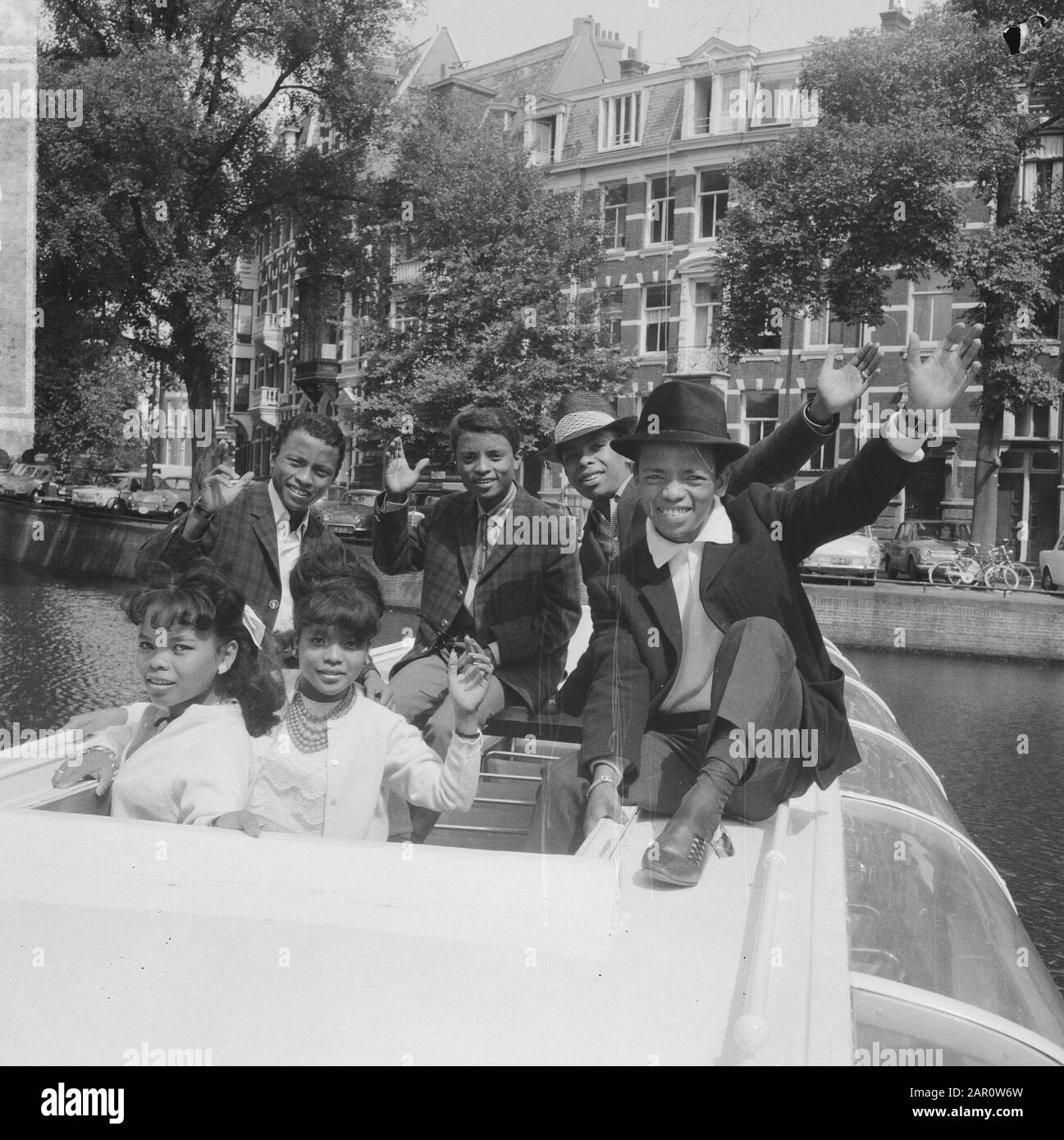 Les Surfs aux Pays-Bas, ici sur le toit des visites des canaux pendant leur voyage à travers les canaux Date: 11 juin 1964 lieu: Pays-Bas mots clés: Toits, bateaux touristiques Nom de l'établissement: Surfs , les Banque D'Images