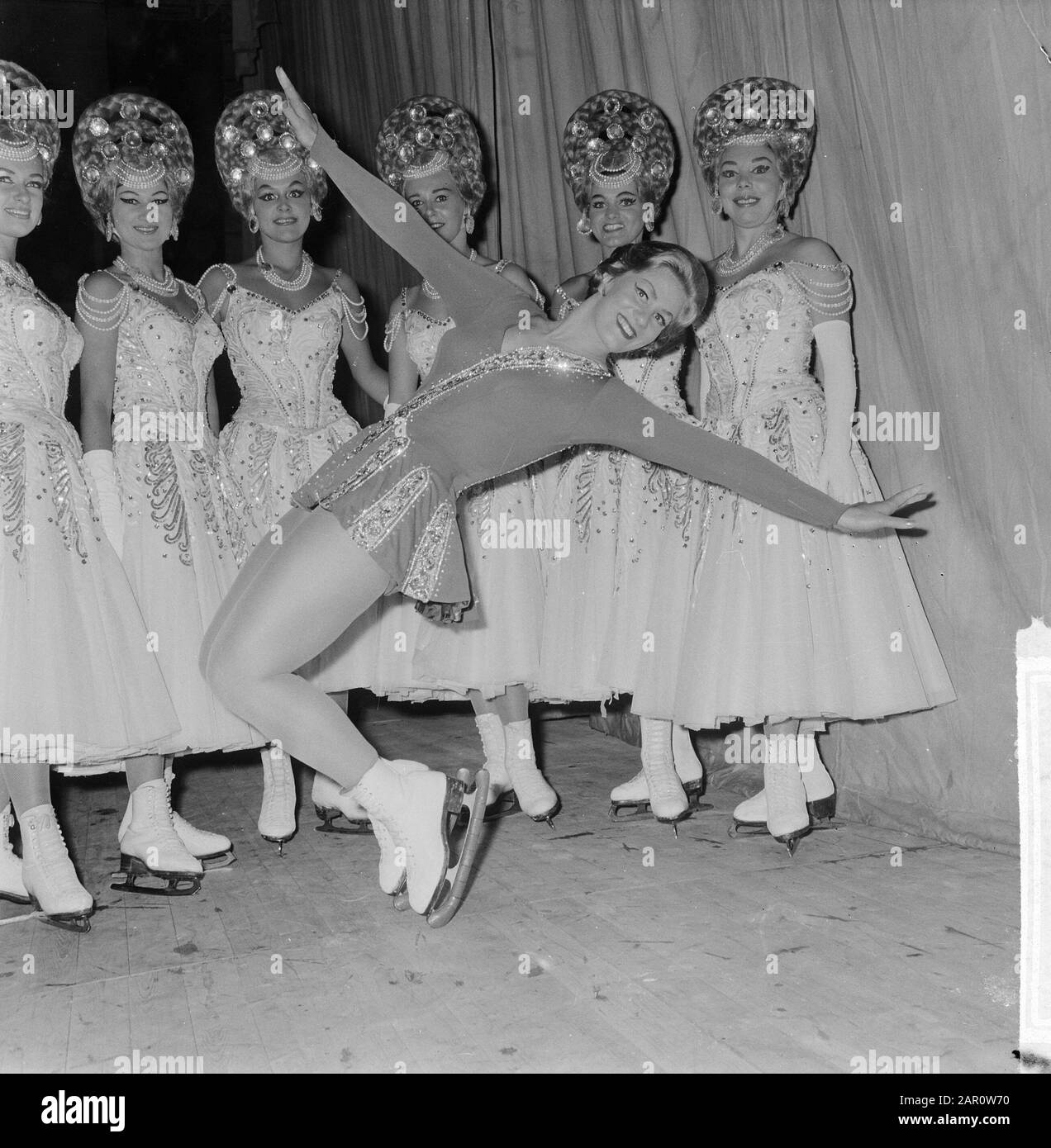 Vacances sur glace à Valkenburg, Sjoukje au milieu du ballet Date: 23 juillet 1964 lieu: Limbourg, Valkenburg mots clés: Ballet Nom personnel: Dijkstra, Sjoukje Nom de l'établissement: Holiday On Ice Banque D'Images