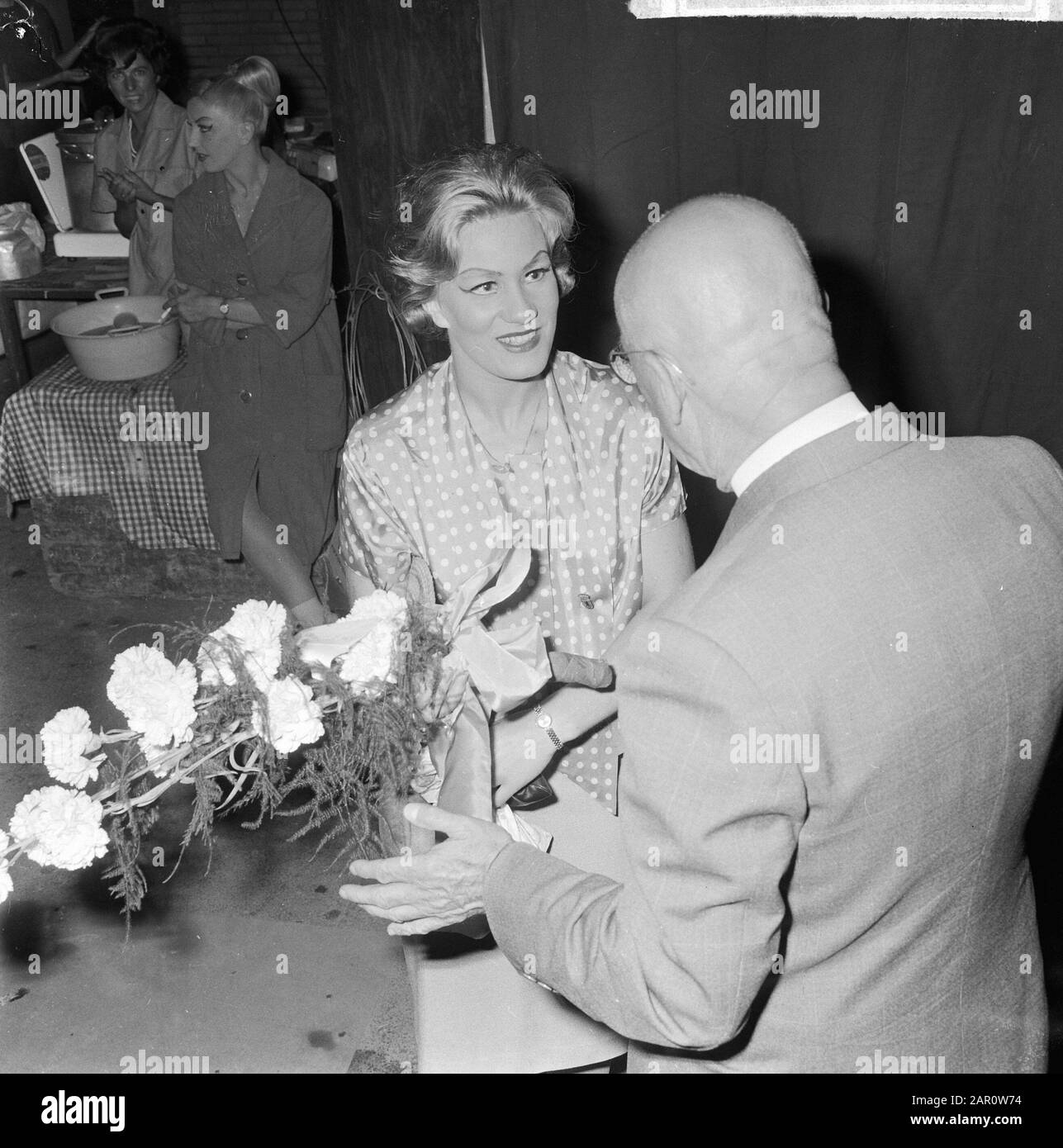Vacances sur glace à Valkenburg, Sjoukje en ir. A. Paulen Date: 23 Juillet 1964 Lieu: Limbourg, Valkenburg Mots Clés: Fleurs Nom Personnel: Dijkstra, Sjoukje, Ir. A. Paulen Nom de l'établissement: Holiday On Ice Banque D'Images