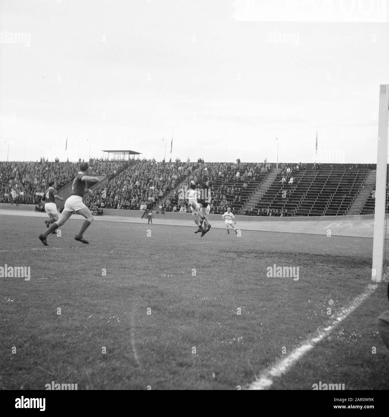 Roda JC contre Black Lake, jeu moment Annotation: Concours promotionnel pour une place dans la 1ère division. Joué sur un terrain neutre à de Goffert à Nijmegen. Roda JC a gagné 2-0 et Alkmaar '54 a obtenu son doctorat. Date : 14 juin 1964 lieu : Nimègue mots clés : sport, football Nom de l'institution : Roda JC Banque D'Images