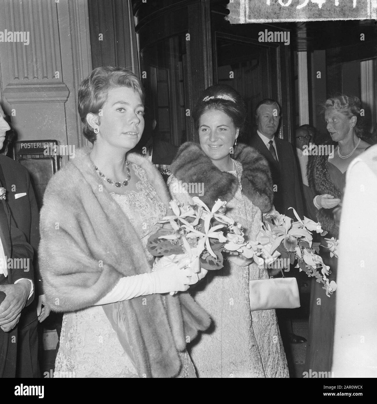 Hollandfestival ouvert à Kurhaus à Scheveningen, la princesse Christina de Suède et la princesse Margriet à l'entrée dans la salle de concert Date: 15 juin 1964 lieu: Scheveningen, Zuid-Holland mots clés: Dutch festival Nom personnel: Christina, princesse, Margriet, princesse Banque D'Images