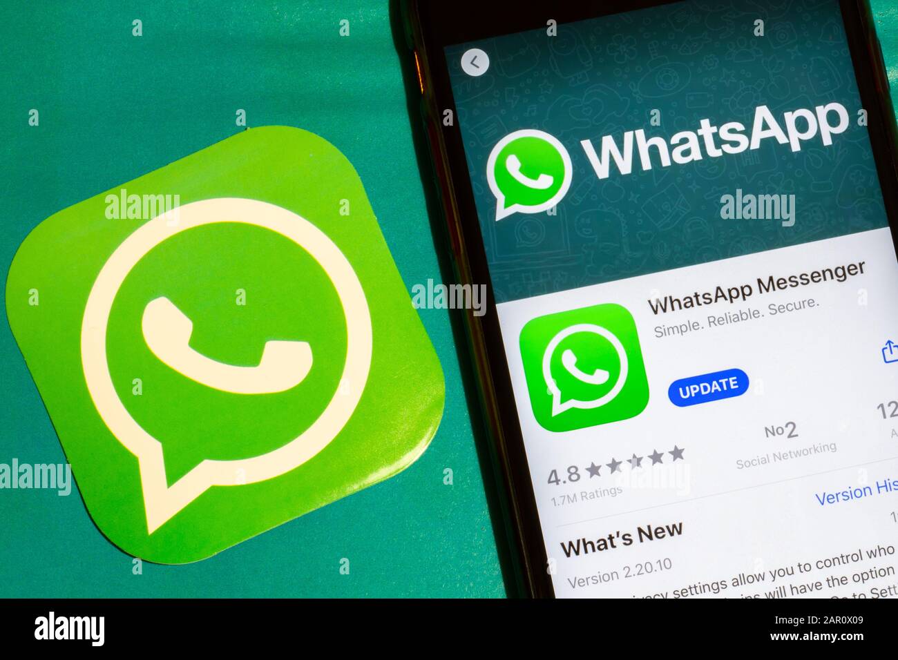 Los Angeles, Californie, États-Unis - 22 janvier 2020: WhatsApp app logo et téléphone avec icône gros plan sur fond vert, éditorial illustratif Banque D'Images