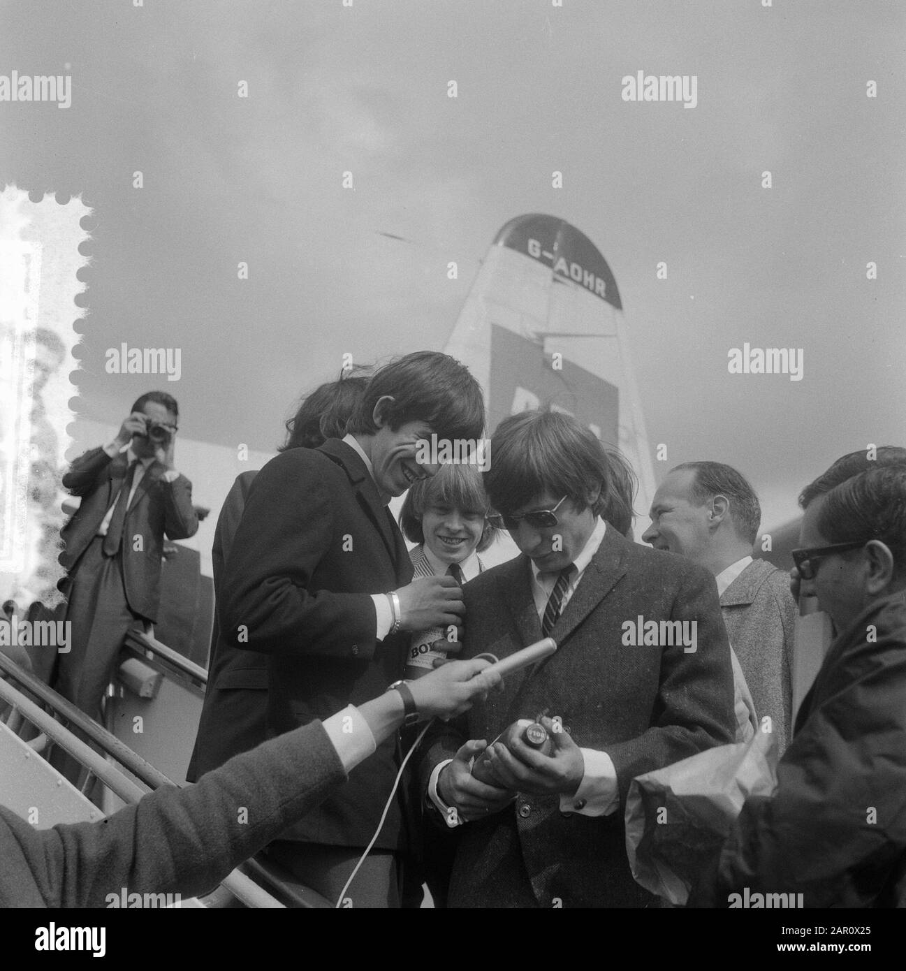 Rolling Stones À Schiphol Date: 8 Août 1964 Lieu: Noord-Holland, Schiphol Mots Clés: Arrivées Nom De L'Établissement: Rolling Stones Banque D'Images