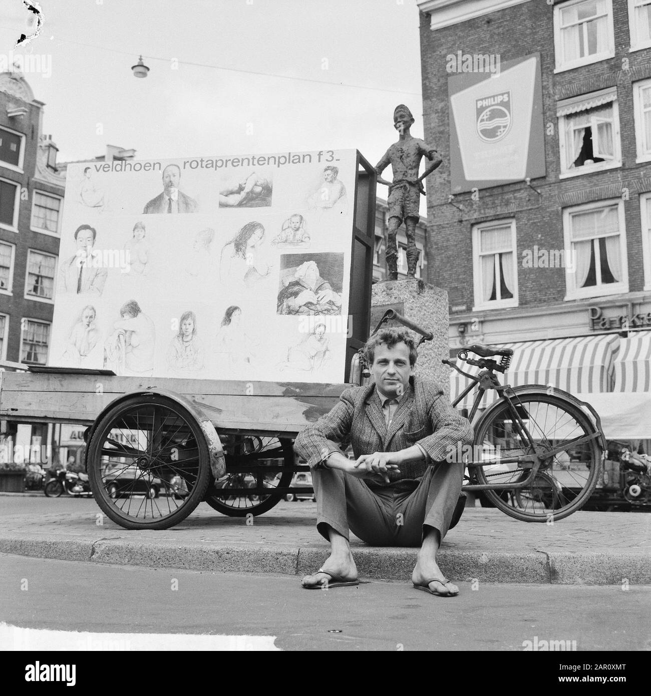 Jasper Grootveld avec des dessins de Veldhoen sur le vélo cargo à travers la ville, en attente des clients Annotation: Signifie 'le chetheard' Date: 6 juillet 1964 lieu: Amsterdam, Noord-Holland mots clés: Vélos cargo Nom personnel: Grootveld, Robert Jasper Banque D'Images
