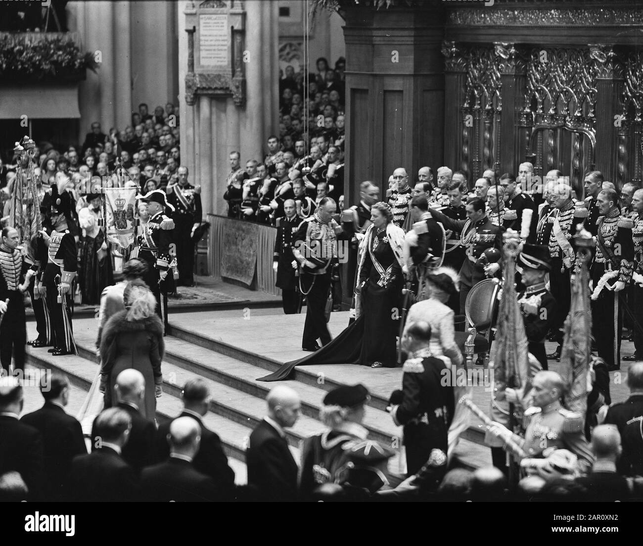 Abdication de la reine Wilhelmina/Inauguration de la reine Juliana Inauguration de la reine Juliana.Solennité dans le Nieuwe Kerk à Amsterdam (séquence.4-17). Le couple royal a, après avoir pris part au spectacle du Wilhelmus, monter les marches de la plate-forme du trône et attendre le remorquage du manteau du roi et la robe d'investiture à drapé autour du siège du trône et les membres du tribunal ont pris leurs sièges). Date: 6 septembre 1948 lieu: Amsterdam, Noord-Holland mots clés: Inaugurations, maison royale Nom personnel: Juliana, Queen Banque D'Images