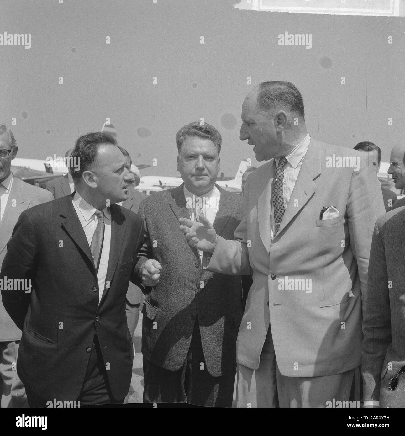 Ministre Lun et épouse de retour de Russie, arrivée à Schiphol, Ministre Lun sur plateforme Date: 14 juillet 1964 lieu: Noord-Holland, Schiphol mots clés: Arrivées, plates-formes Nom personnel : Lun, J.A.H., Lun, Joseph Banque D'Images