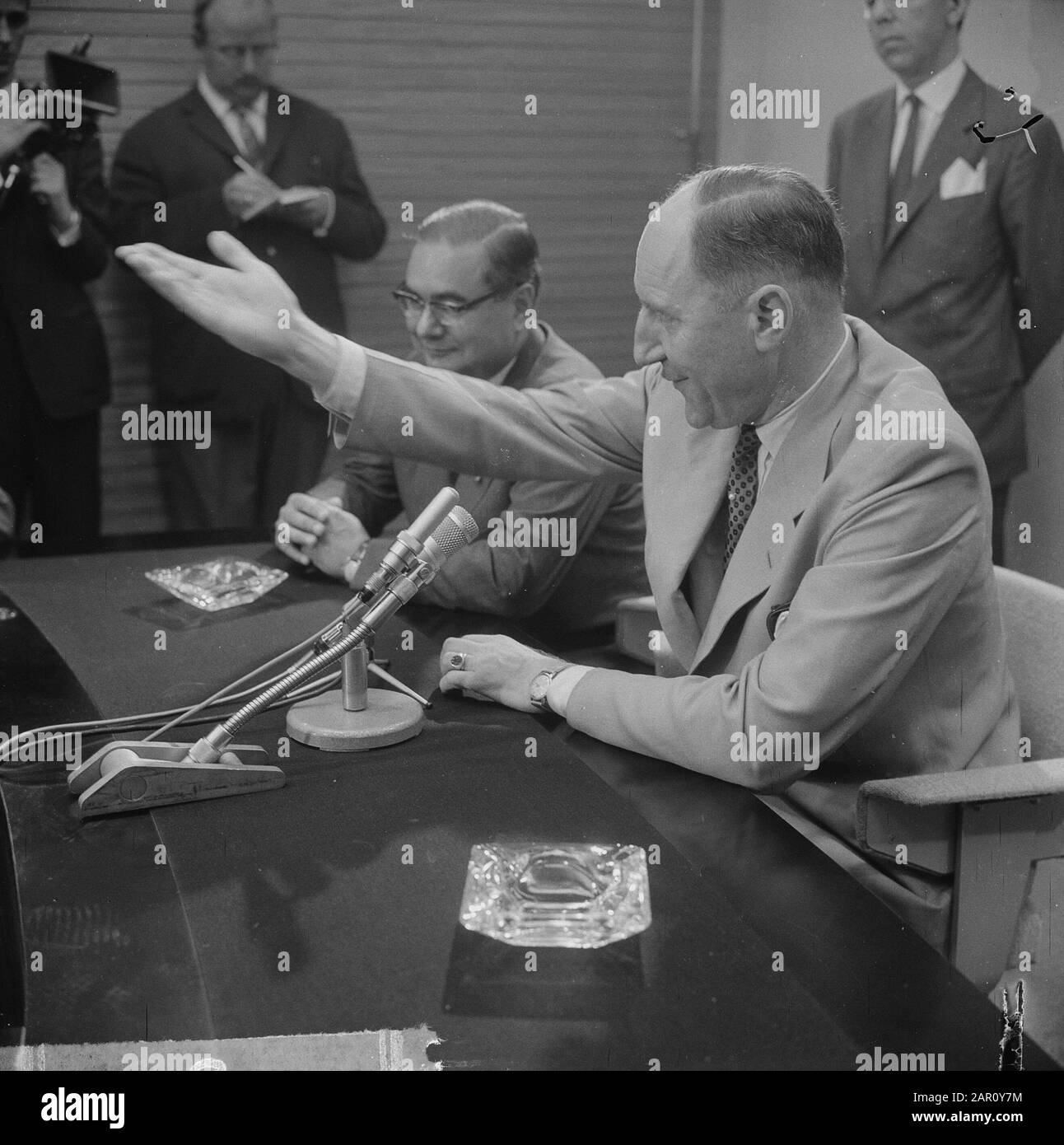 Ministre Lun et épouse de retour de Russie, arrivée à Schiphol, ministre Lun pendant la conférence de presse Date: 14 juillet 1964 lieu: Noord-Holland, Schiphol mots clés: Conférences de presse Nom personnel: LUN, J.A.H., Lun, Joseph Banque D'Images