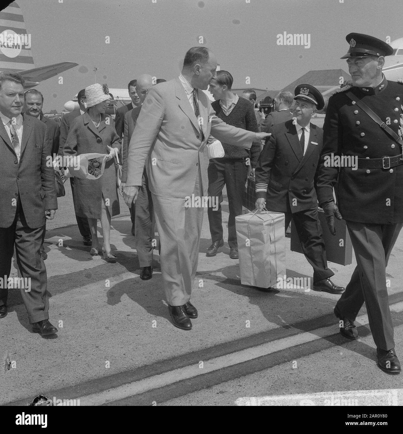 Le ministre Lun et épouse de retour de Russie, arrivée à Schiphol, le ministre Lun a envoyé ses bagages à sa voiture Date: 14 juillet 1964 lieu: Noord-Holland, Schiphol mots clés: Lugage, SPEETS, arrivées Nom personnel: LUN, J.A. M.H., Lun, Joseph Banque D'Images