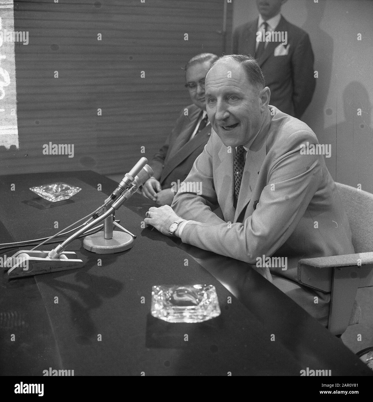 Ministre Lun et épouse de retour de Russie, arrivée à Schiphol, ministre Lun pendant la conférence de presse Date: 14 juillet 1964 lieu: Noord-Holland, Schiphol mots clés: Conférences de presse Nom personnel: LUN, J.A.H., Lun, Joseph Banque D'Images