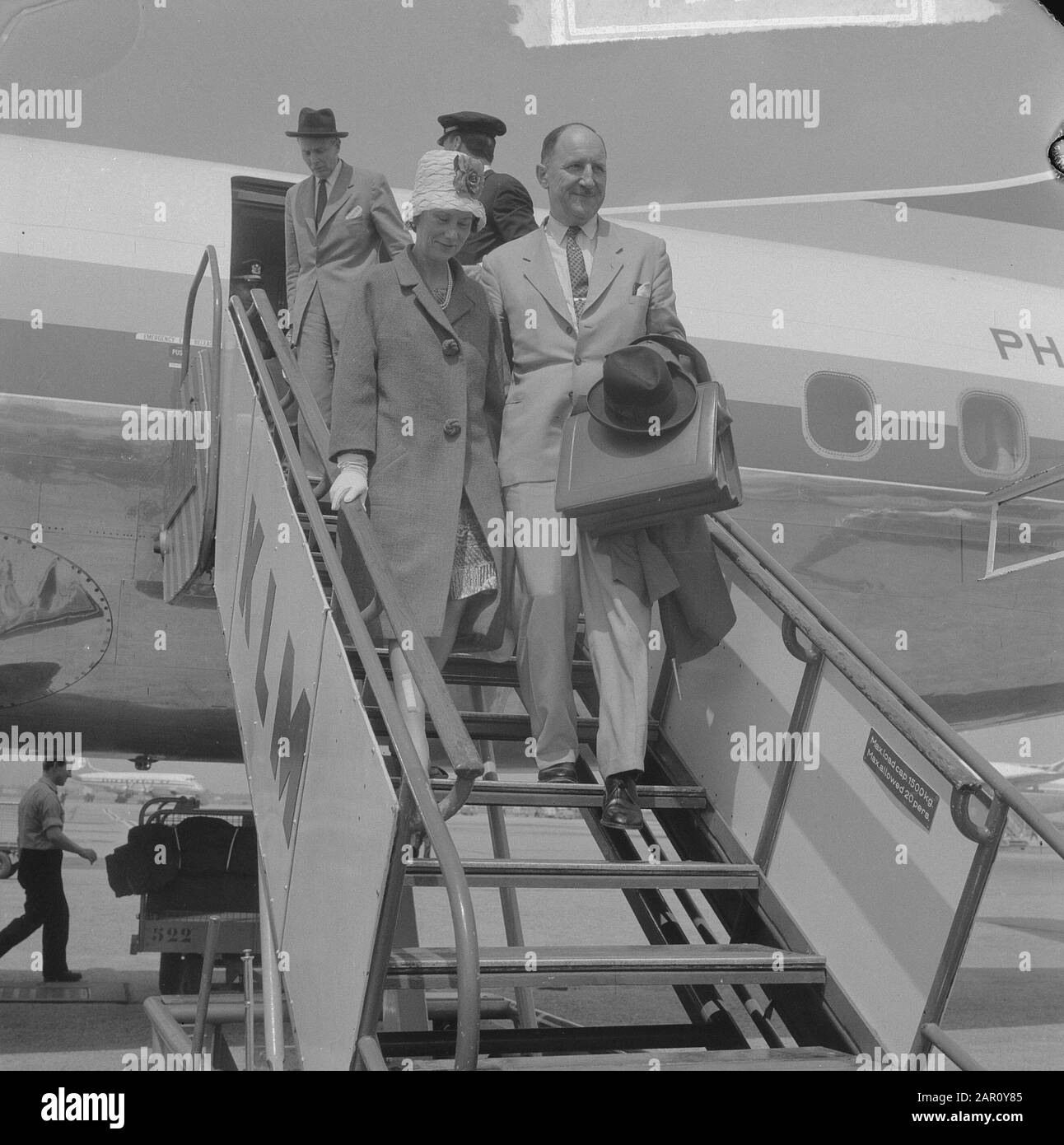 Ministre Lun et épouse de retour de Russie, arrivée à Schiphol Date: 14 juillet 1964 lieu: Noord-Holland, Schiphol mots clés: Arrivées Nom personnel: LUN, J.A. M.H., Lun, Joseph Banque D'Images