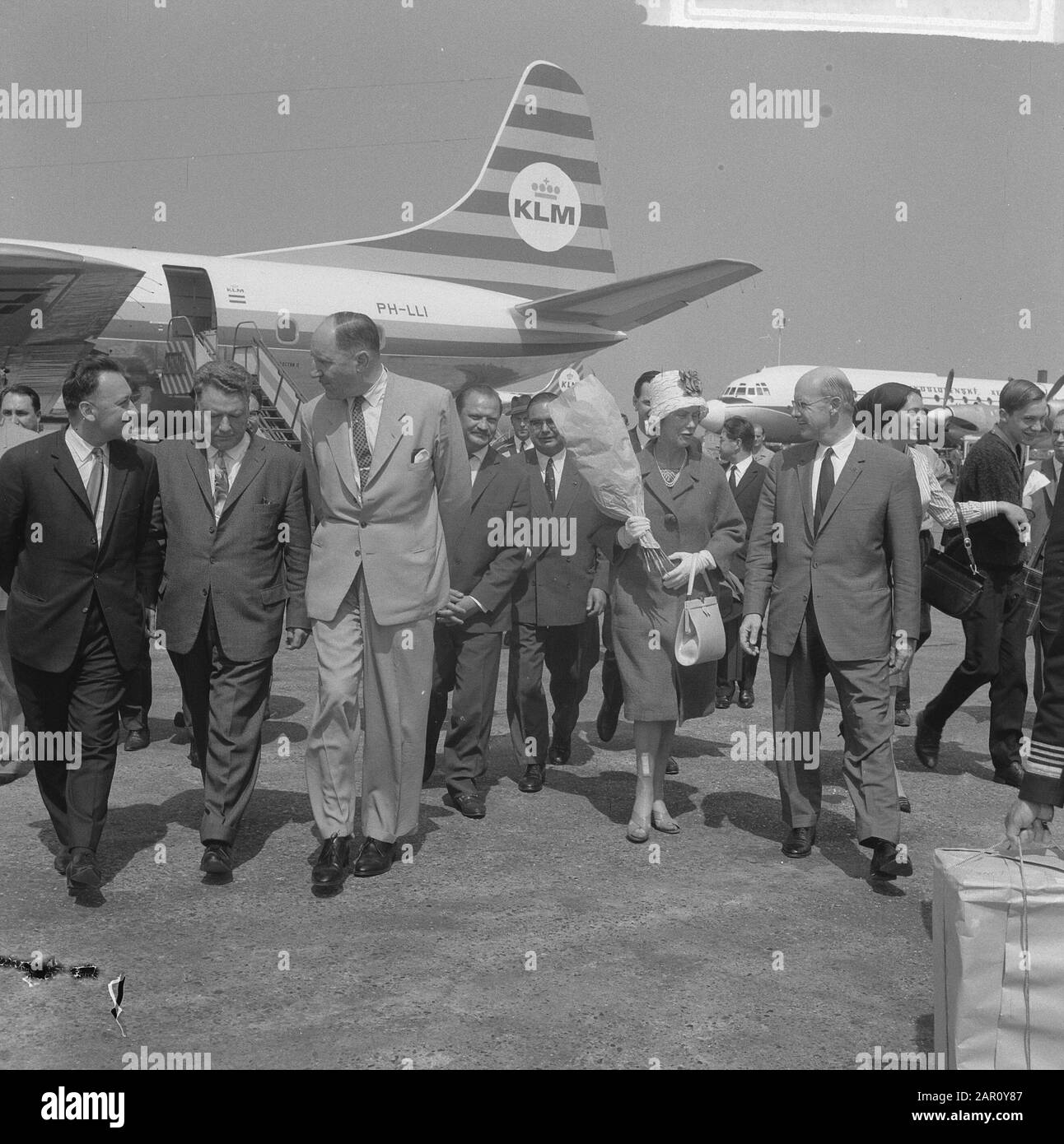 Ministre Lun et épouse de retour de Russie, arrivée à Schiphol, Ministre Lun sur plateforme Date: 14 juillet 1964 lieu: Noord-Holland, Schiphol mots clés: Femme, arrivées Nom personnel: LUN, J.A.H., Lun, Joseph Banque D'Images