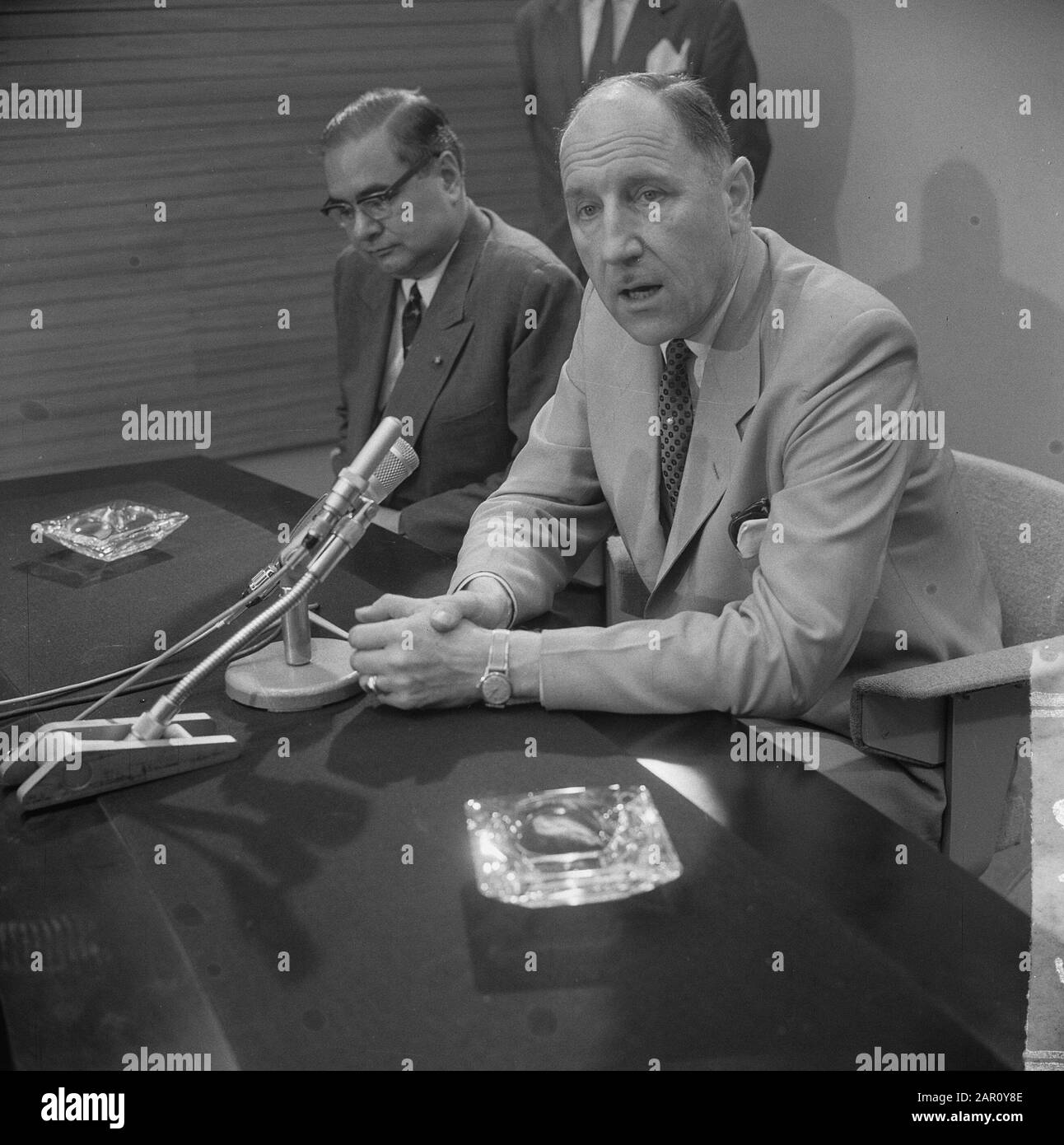 Ministre Lun et épouse de retour de Russie, arrivée à Schiphol, ministre Lun pendant la conférence de presse Date: 14 juillet 1964 lieu: Noord-Holland, Schiphol mots clés: Conférences de presse Nom personnel: LUN, J.A.H., Lun, Joseph Banque D'Images