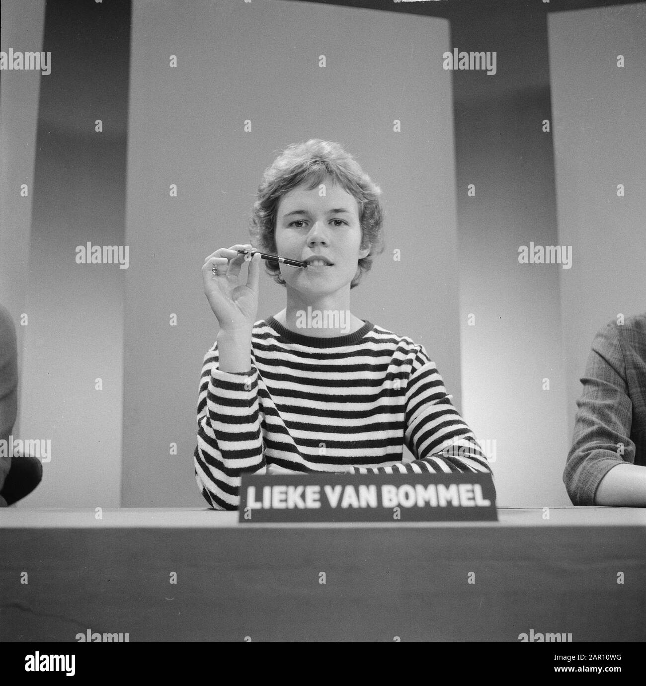Nouveaux présentateurs du programme de télévision Rooster proposé aux téléspectateurs, Lieke van Bommel Date : 2 octobre 1964 mots clés : portraits, réalisateurs de programmes, programmes de télévision Nom personnel : Bommel, Lieke van Banque D'Images