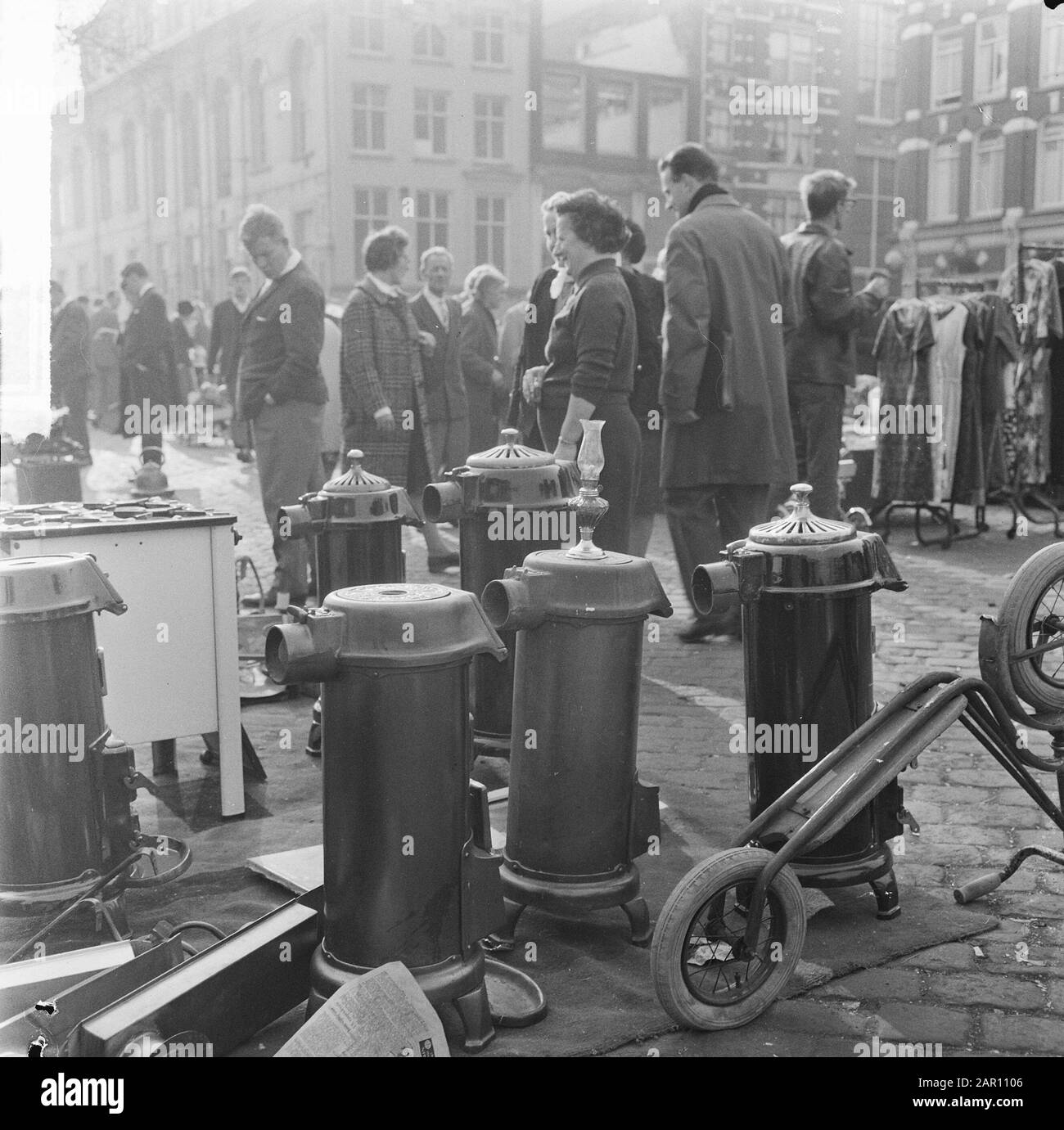 Potstoves sur la Waterlooplein, en attente des acheteurs Date: 5 octobre 1964 lieu: Amsterdam mots clés: Marchés, appareils de chauffage Banque D'Images