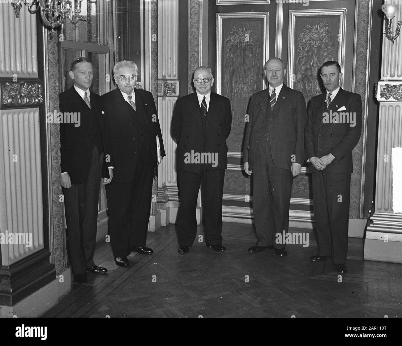 Les ministres voient 33028 Date : le 6 avril 1949 mots clés : les ministres Banque D'Images