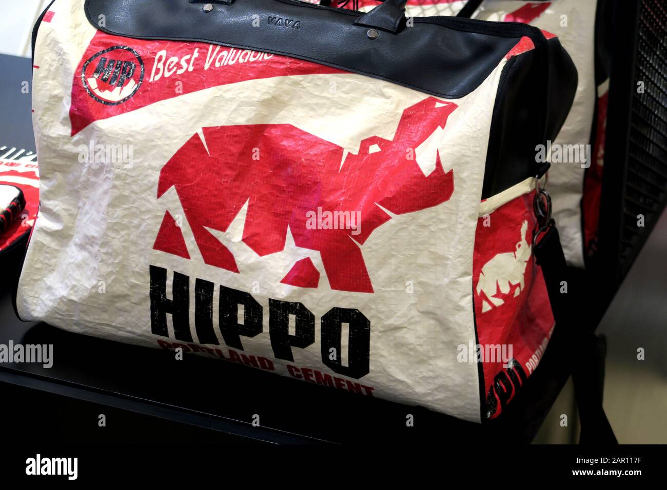 Hippo Brand by Vava Zero Waste (Thaïlande) sacs de ciment recyclés Photo  Stock - Alamy